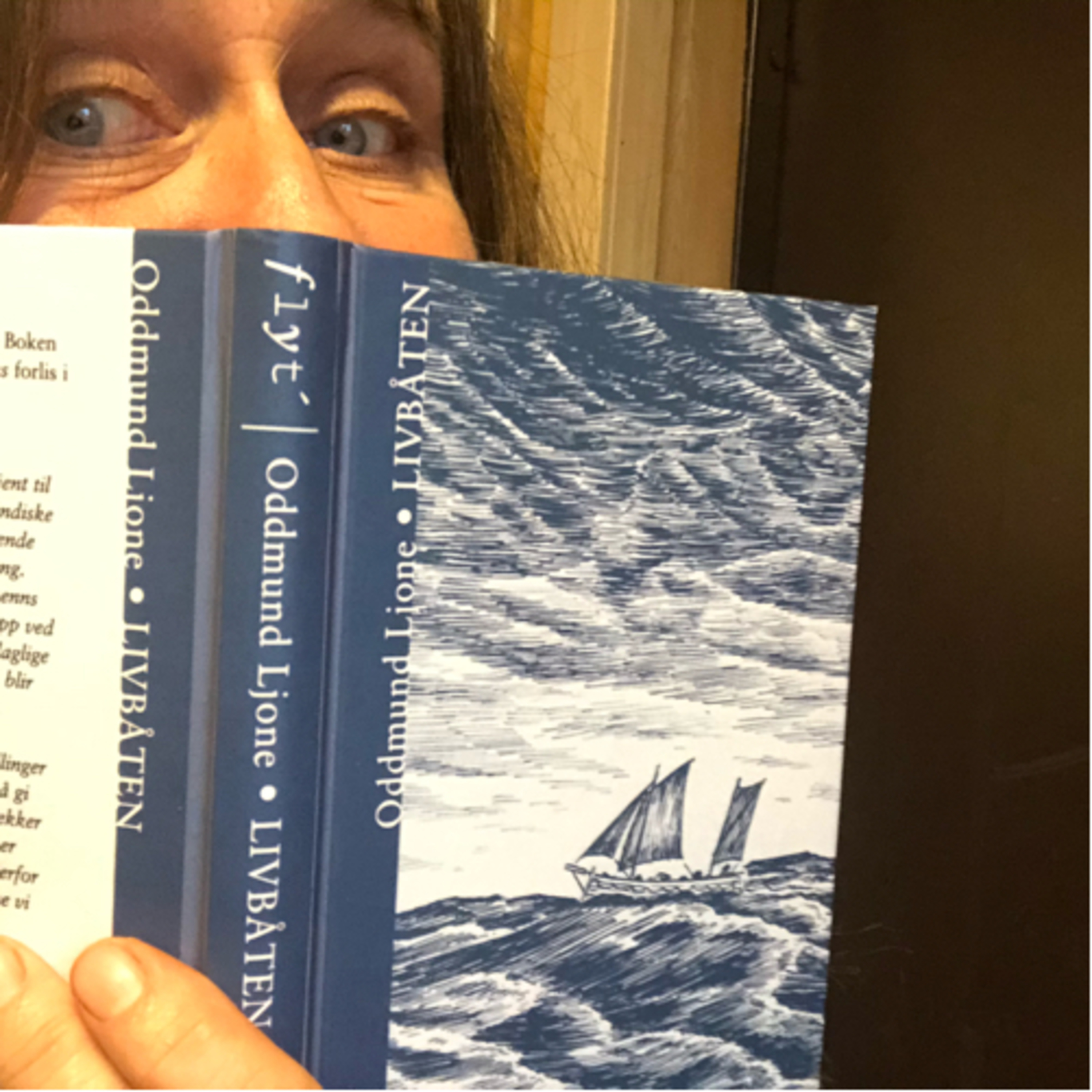 Anne leser fra boken...