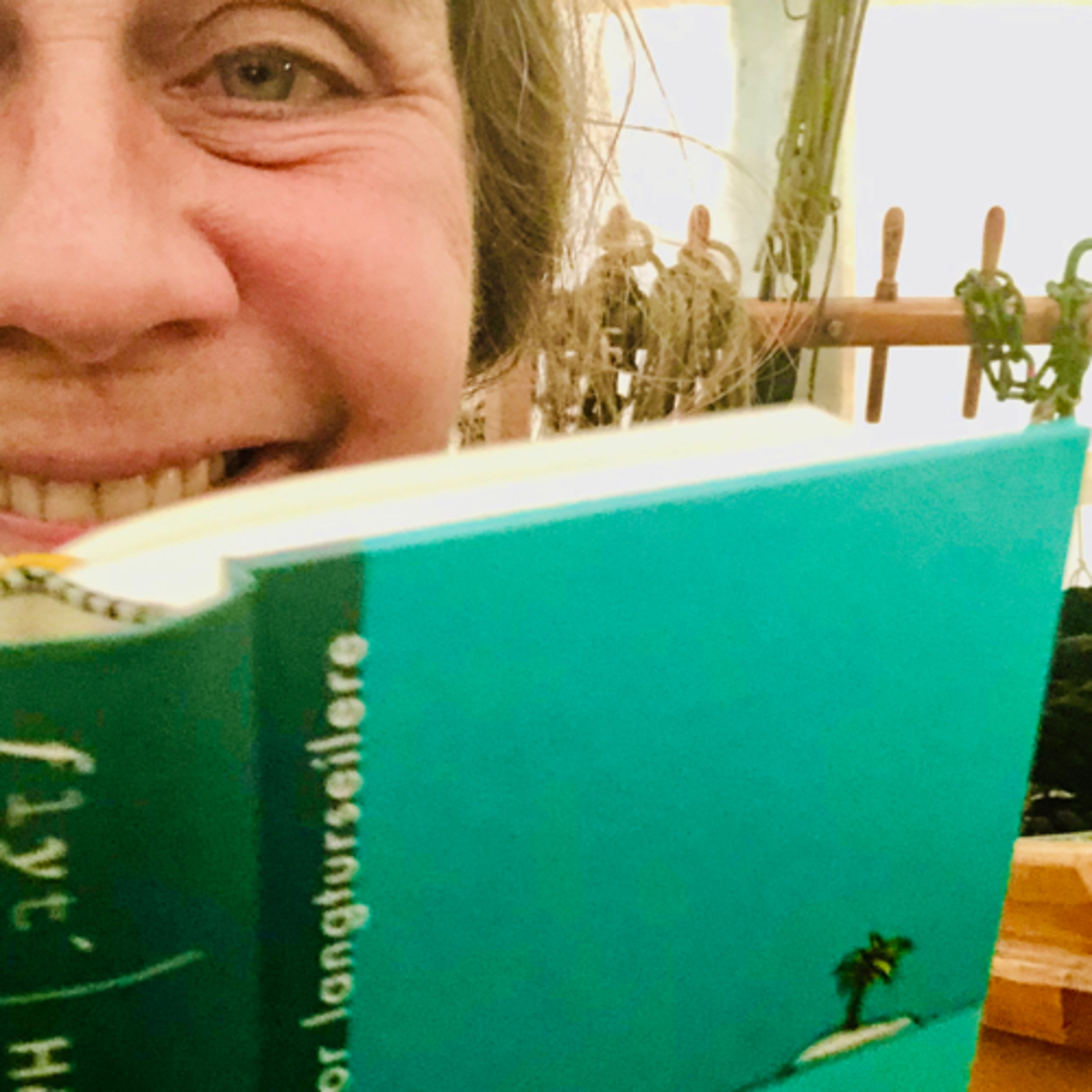 Anne leser fra boken...
