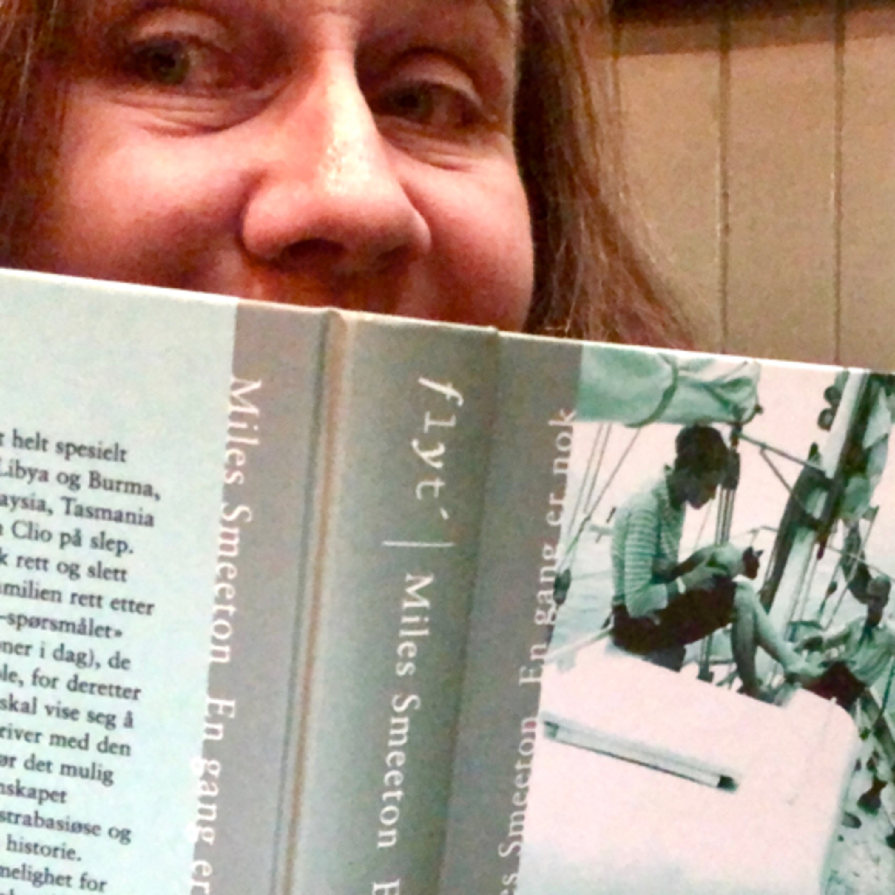 Anne leser fra boken...