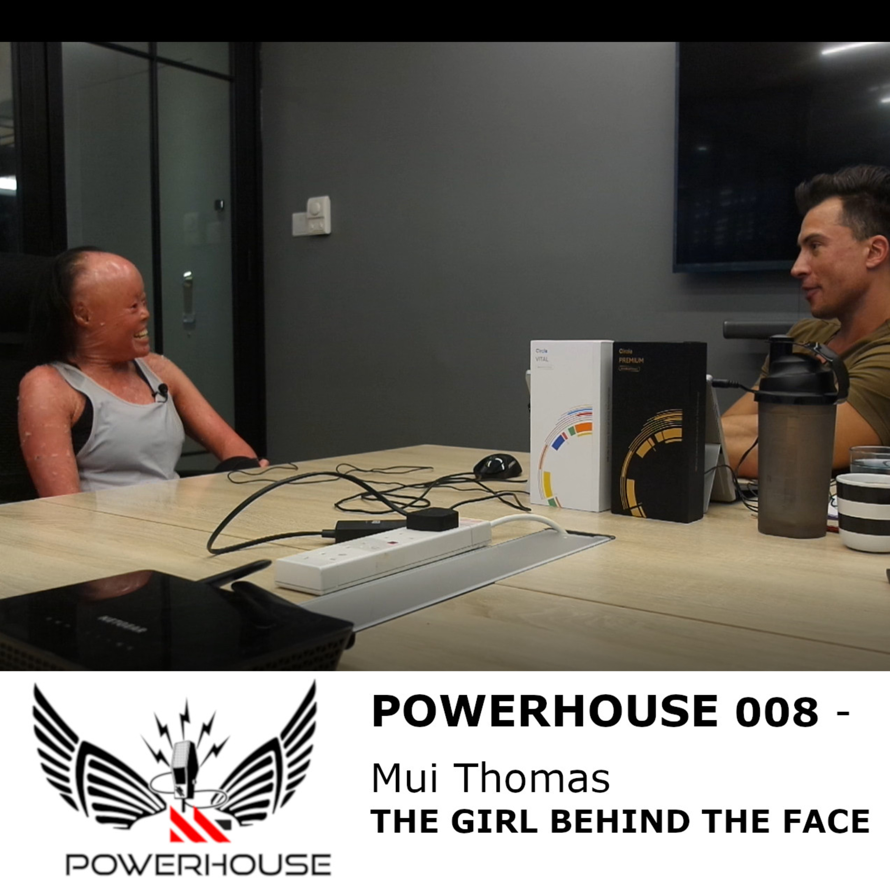 008 - Mui Thomas: THE GIRL BEHIND THE FACE