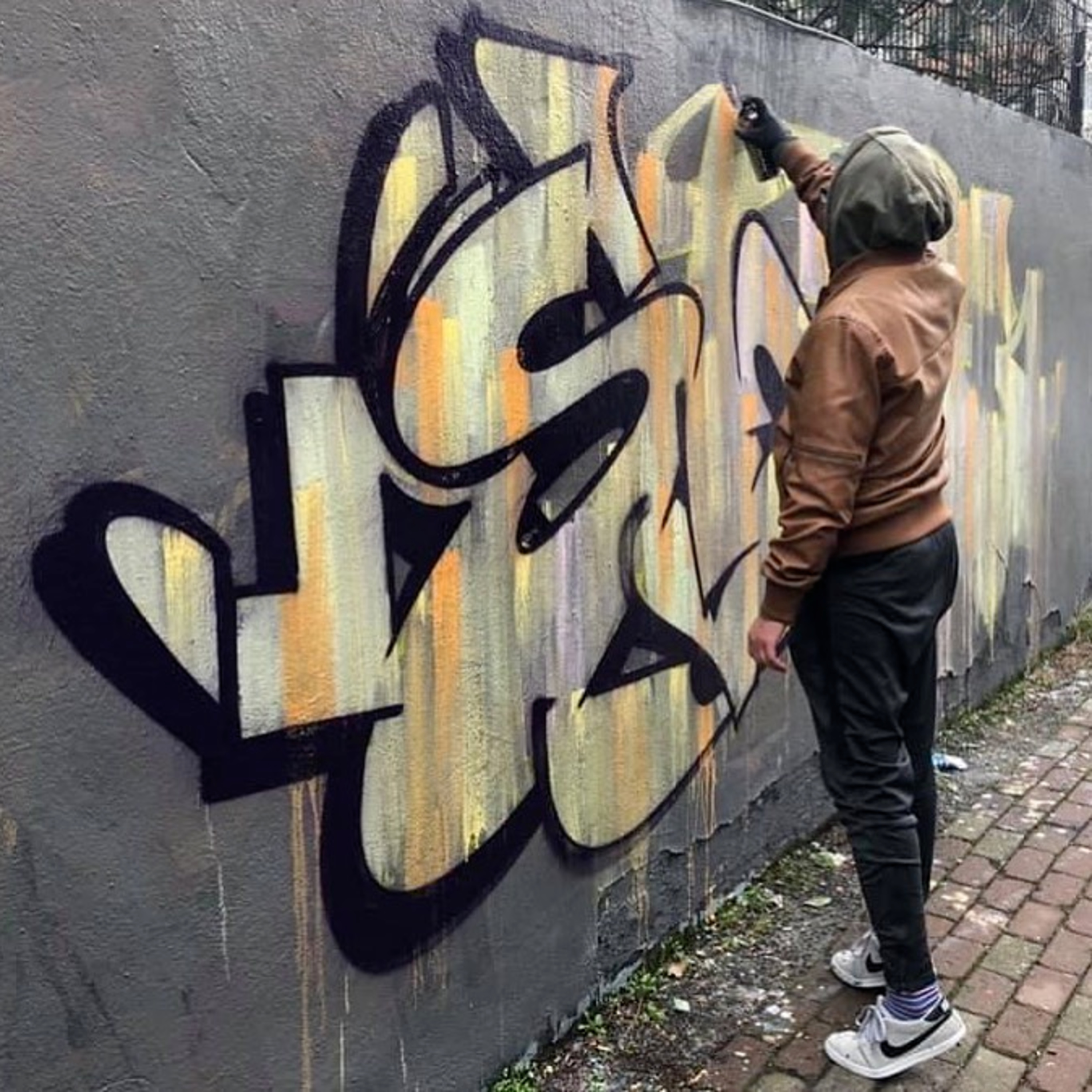 Aris Lagi Nongkrong