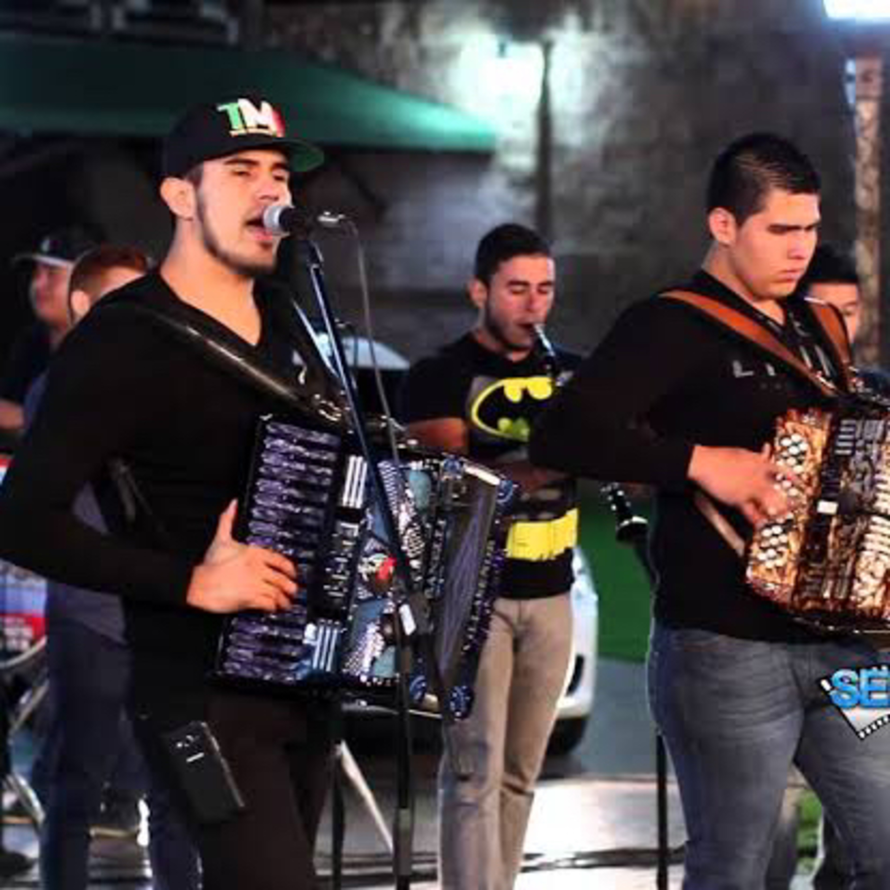 Los Villaseñor De Culiacan Ft. Banda Colosal - Entre Ser y No Ser El May0 (En Vivo 2015)