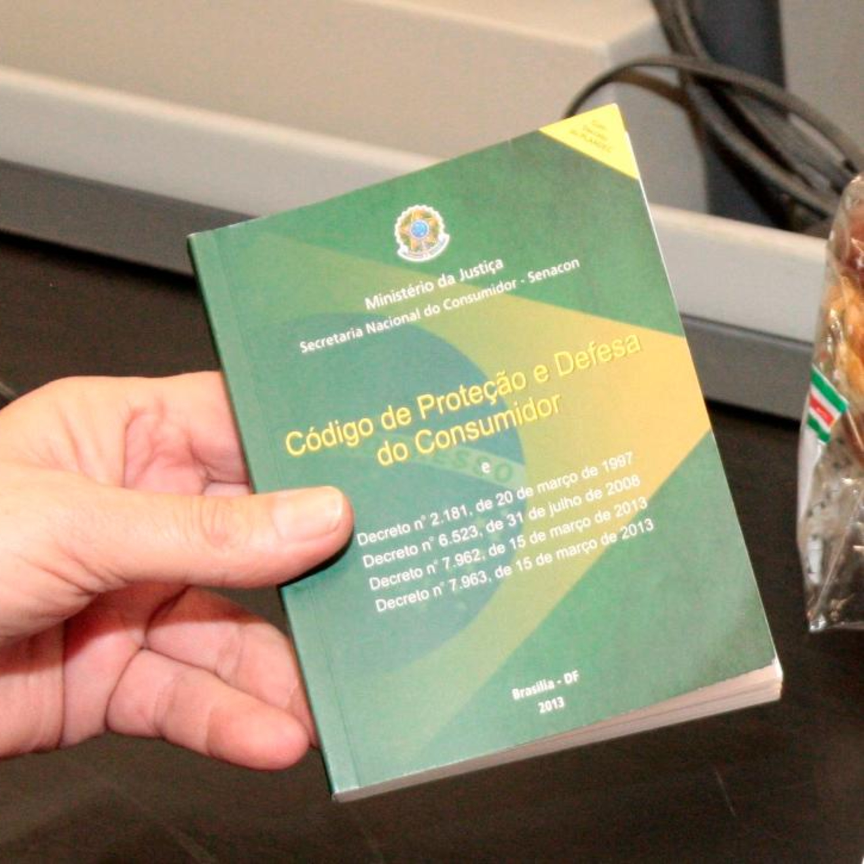 Como fica o consumidor quando uma empresa encerra vendas no Brasil?