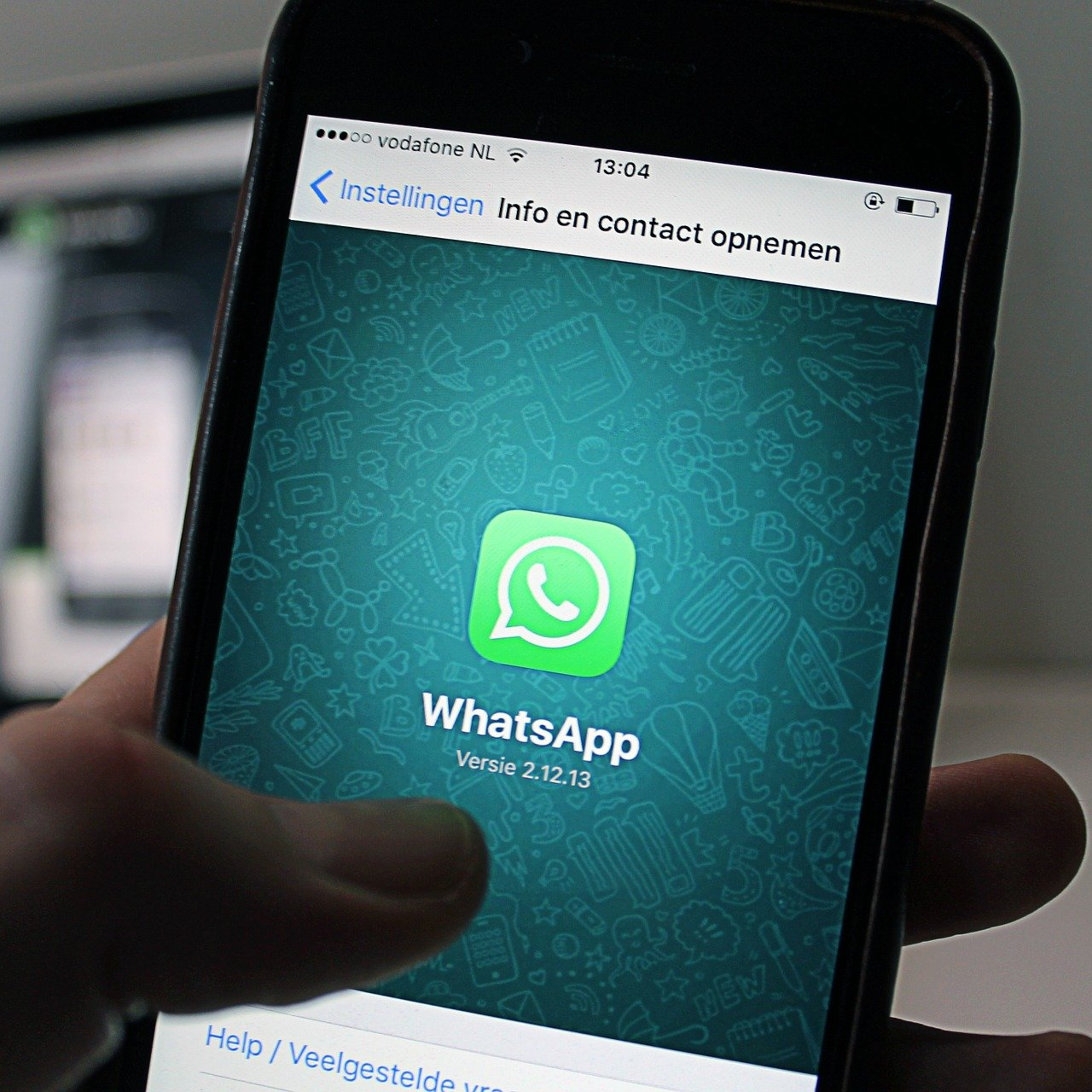 Divulgar conversa de WhatsApp sem autorização pode gerar indenização