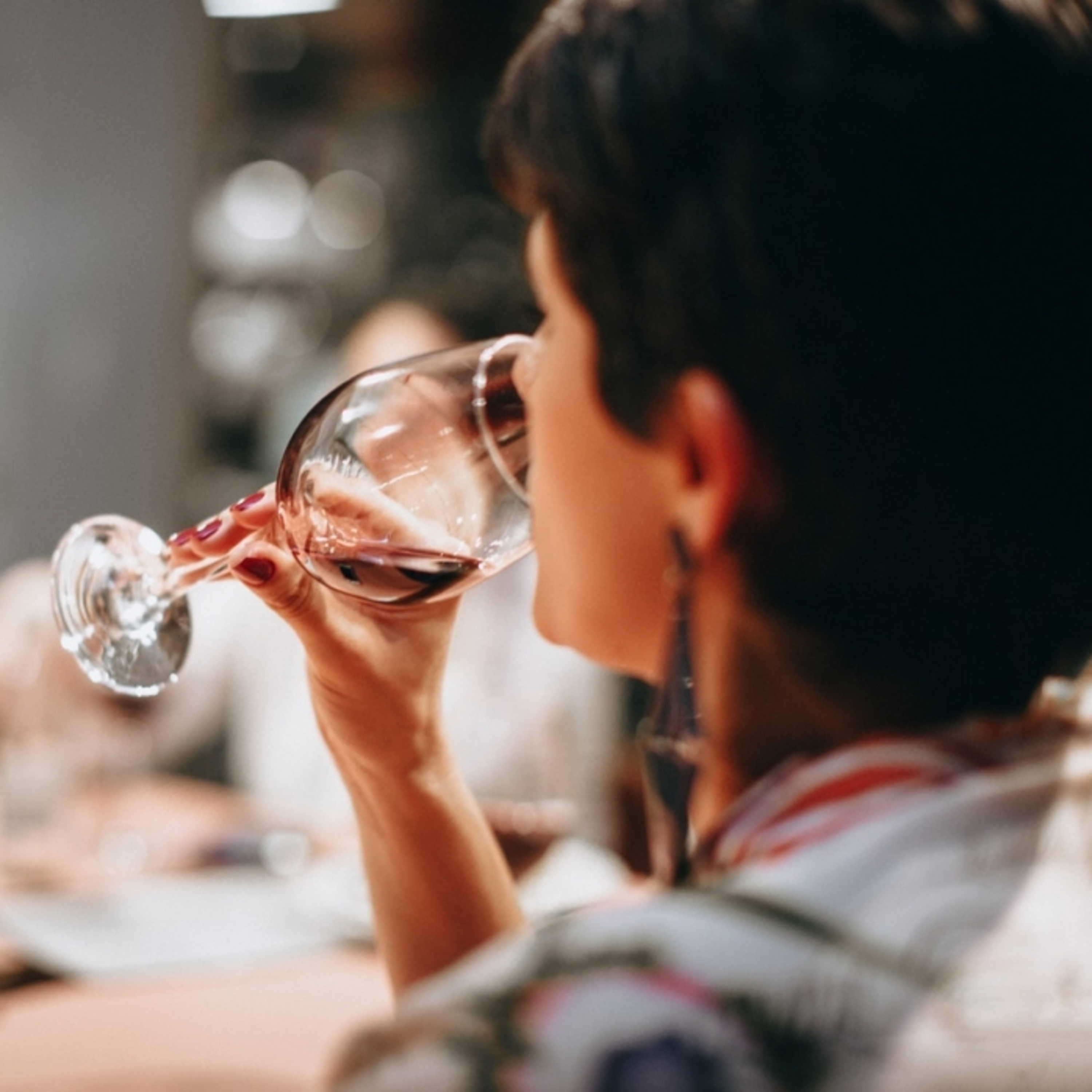 Tira-dúvidas: existe um jeito certo de segurar a taça de vinho?