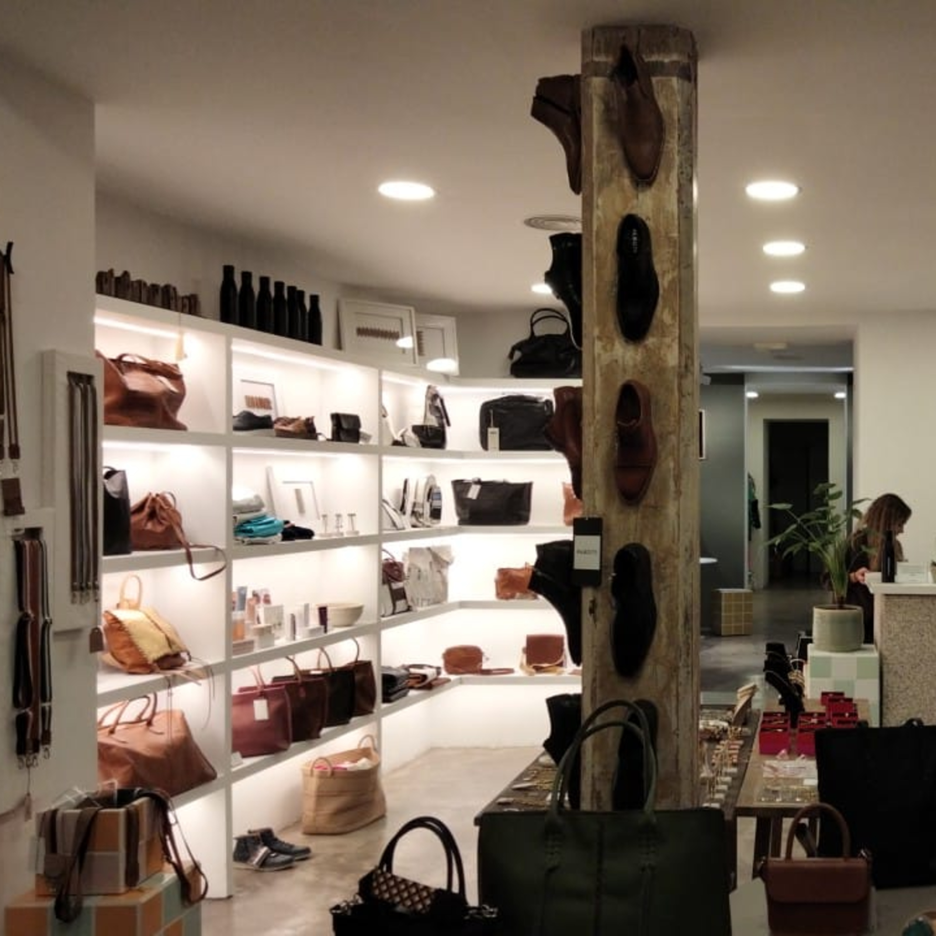 Ale Lingenti desde Madrid: conocemos la historia de Coshowroom, el emprendimiento de una joven argentina que la está rompiendo episode artwork