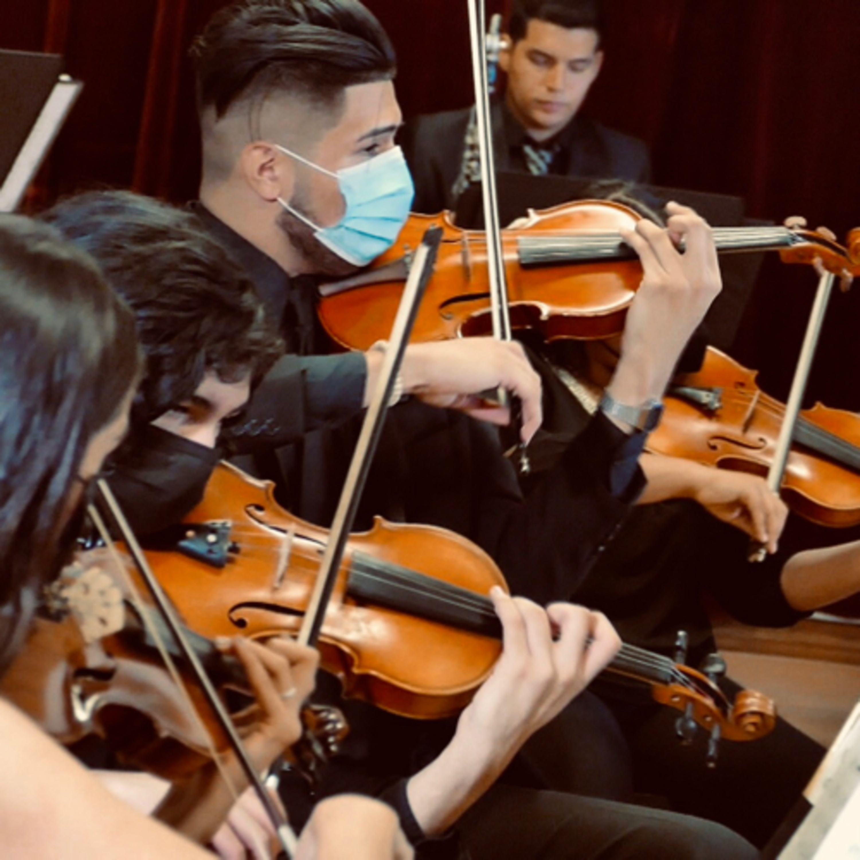 La orquesta toca puerto
