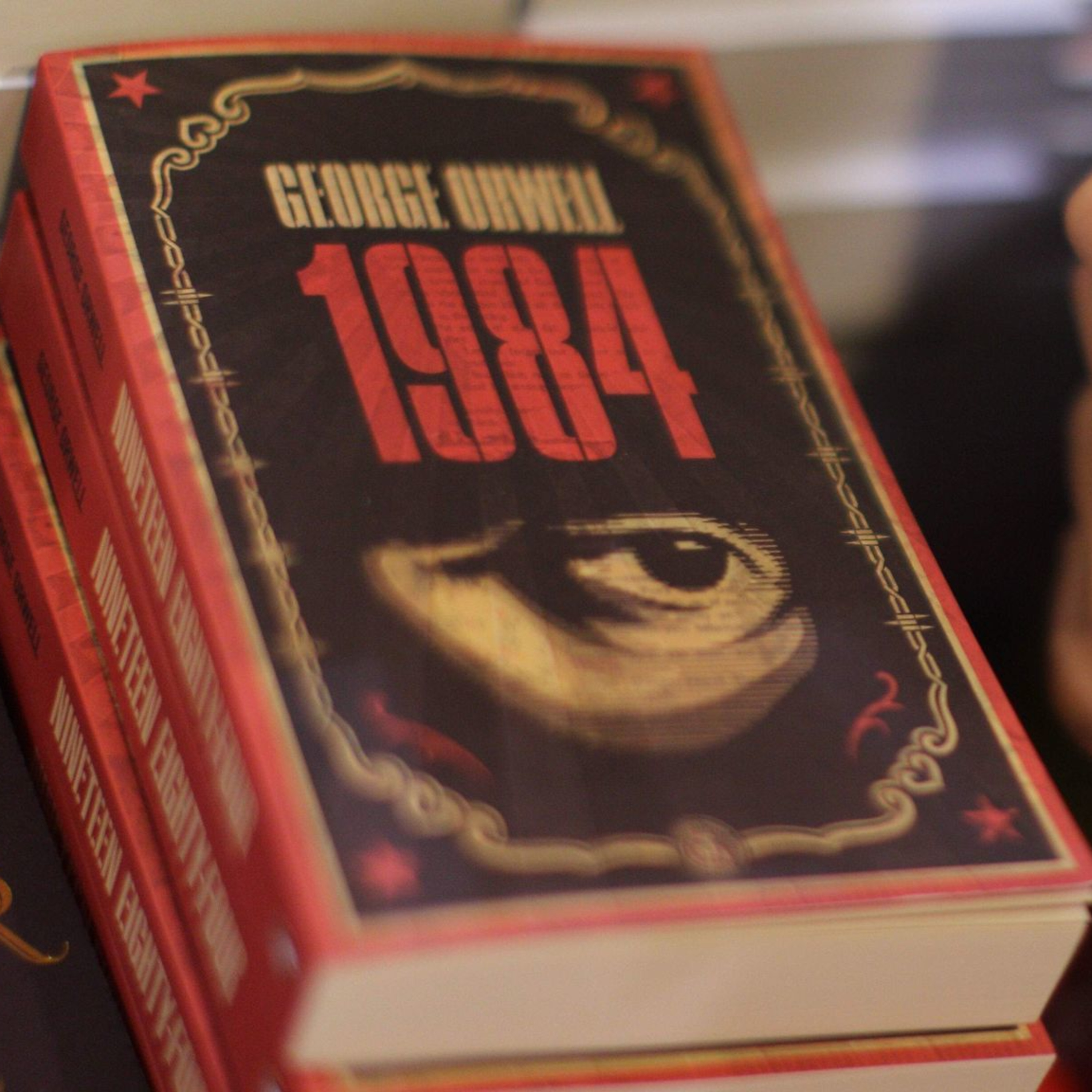 George Orwell 1994 - EL TERROR DE UN MUNDO EN QUE LA GENTE TIENE CADA VEZ MENOS Y MENOS PALABRAS PARA USAR episode artwork