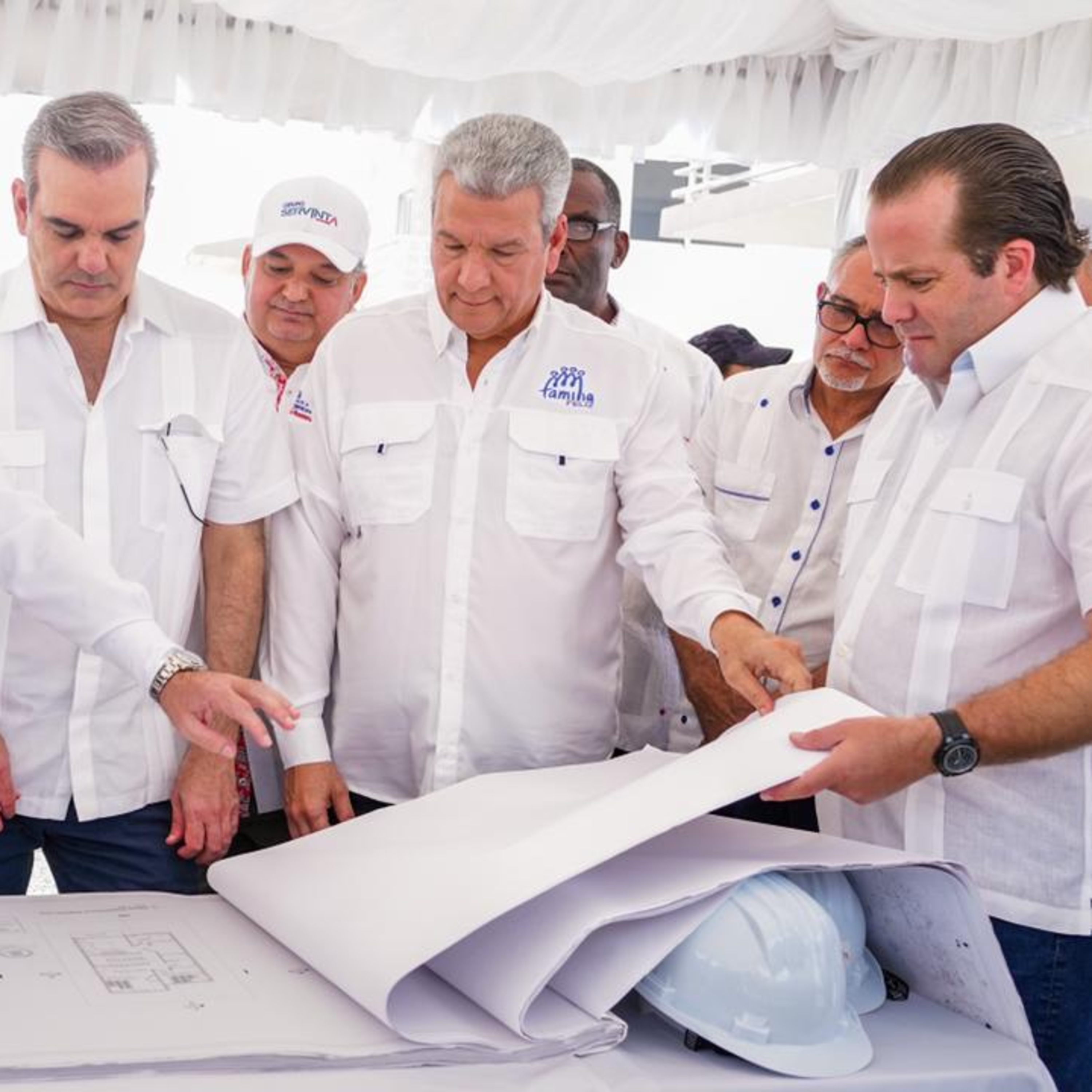 ENGAÑAN A LOS DOMINICANOS BRUTALMENTE: ENTREGAN EL SECTOR ELÉCTRICO DEL PAÍS EN MANOS DE CORPORACIONES EXTRANJERAS Y DE LA ELITE EMPRESARIAL DEL PAÍS CON HISTORIAL DE CORRUPCIÓN, ABINADER VE UN LOGRO