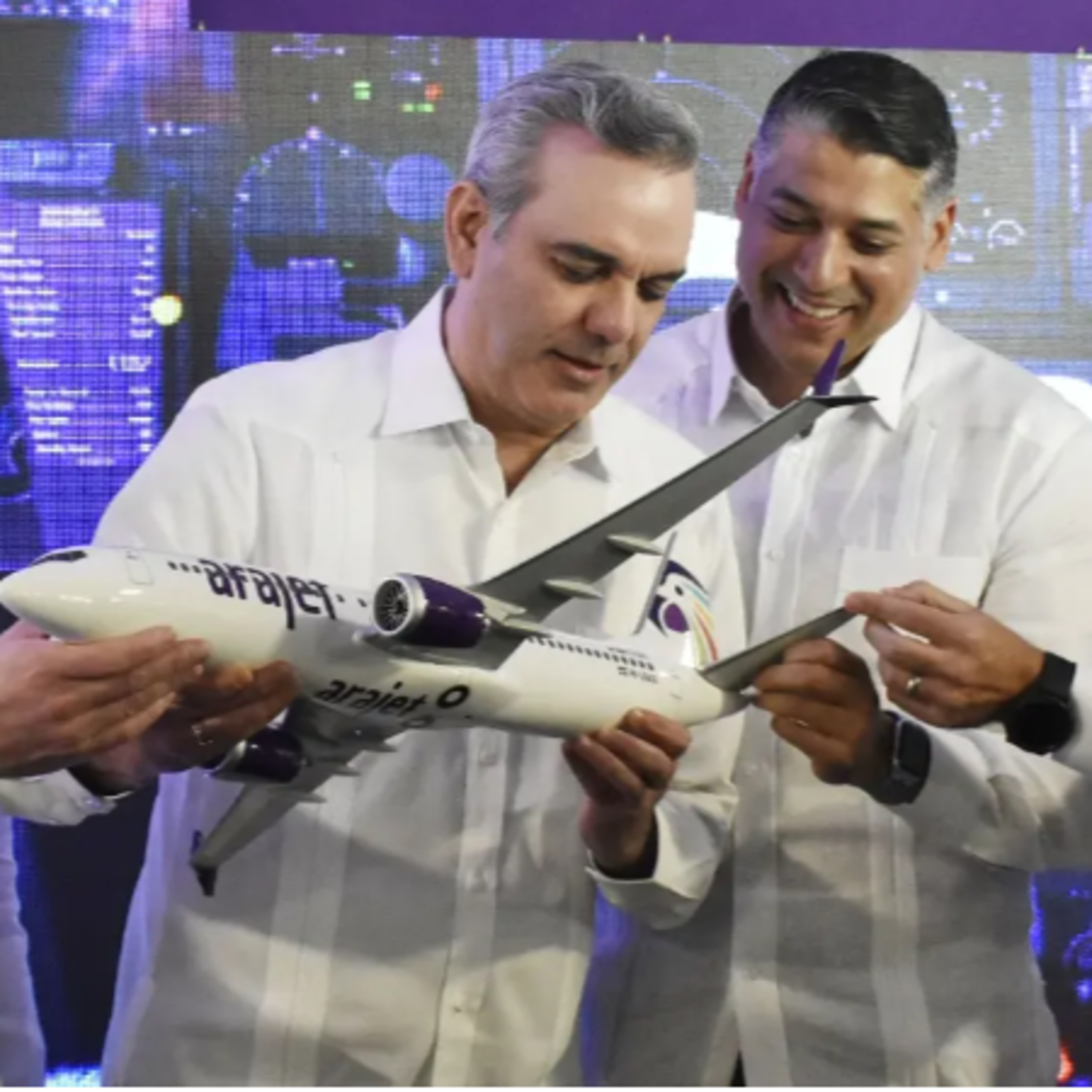 🛑MIENTRAS PRETENDEN DESAPARECER LOS VENDEDORES INFORMALES CON LA FACTURACIÓN ELECTRÓNICA OBLIGATORIA, LUIS ABINADER CON MAGNO FRAUDE AL FISCO DOMINICANO.