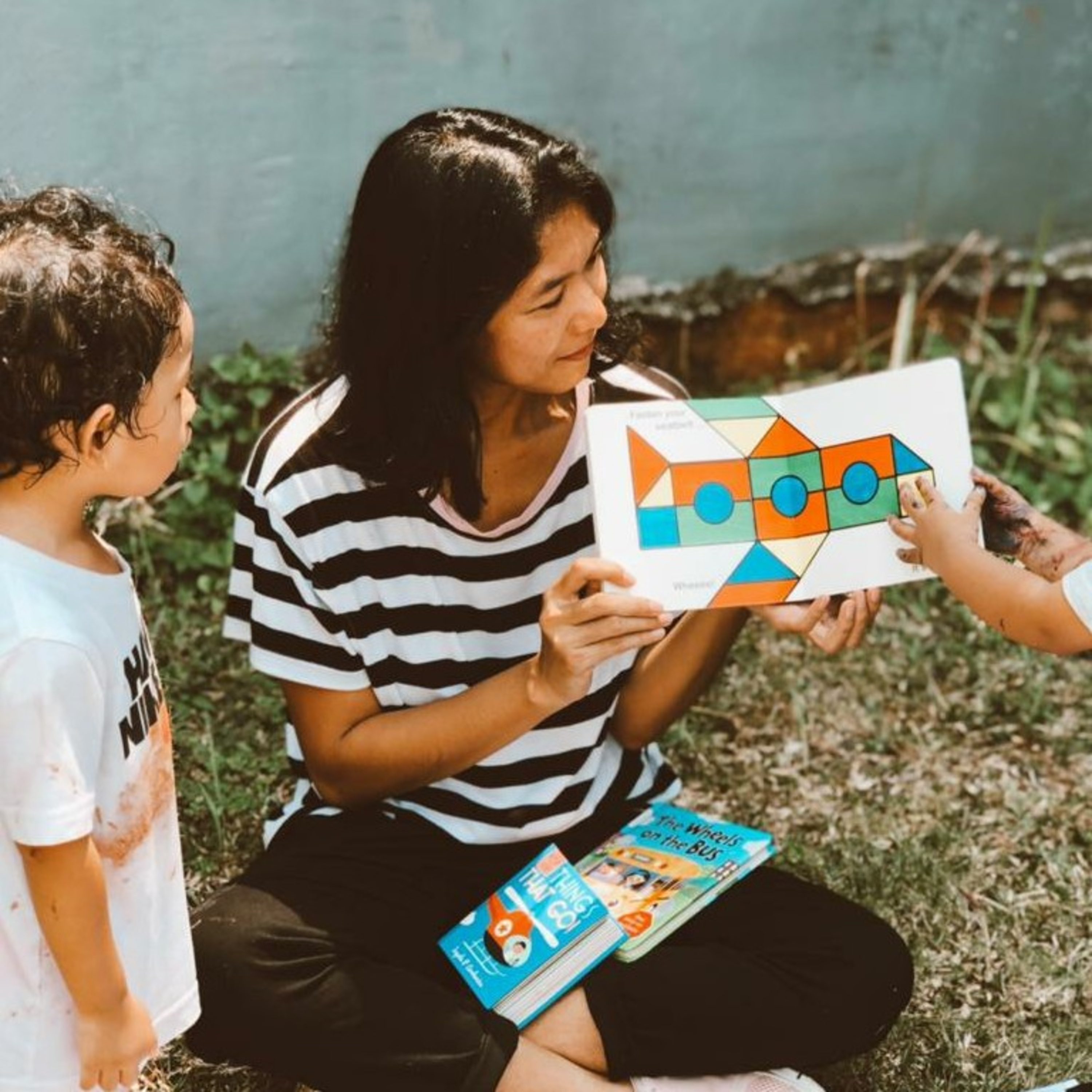 MEMBACA BUKU UNTUK ANAK