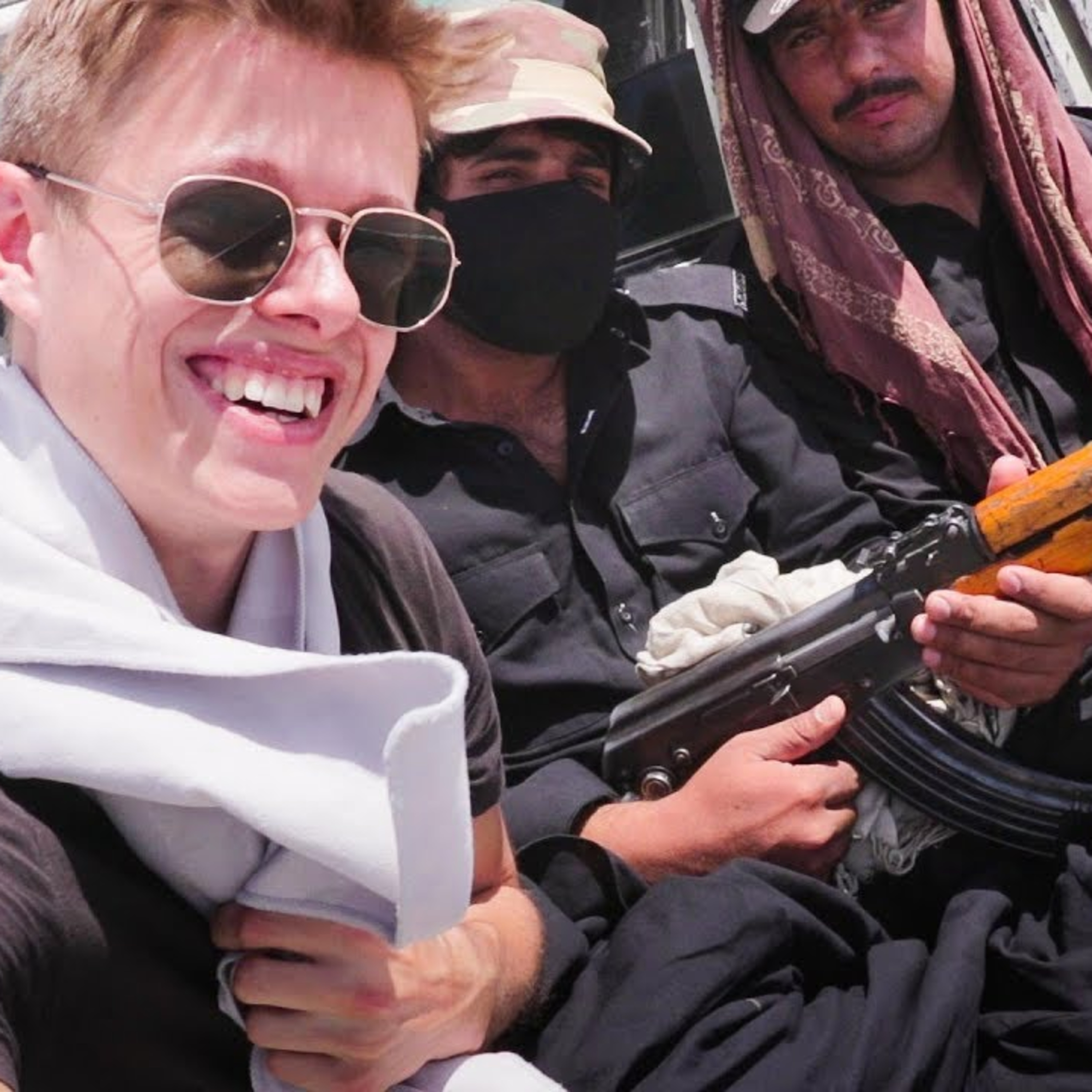 Hitchhiking around the WORLD with JoJo - Nomad Podcast.