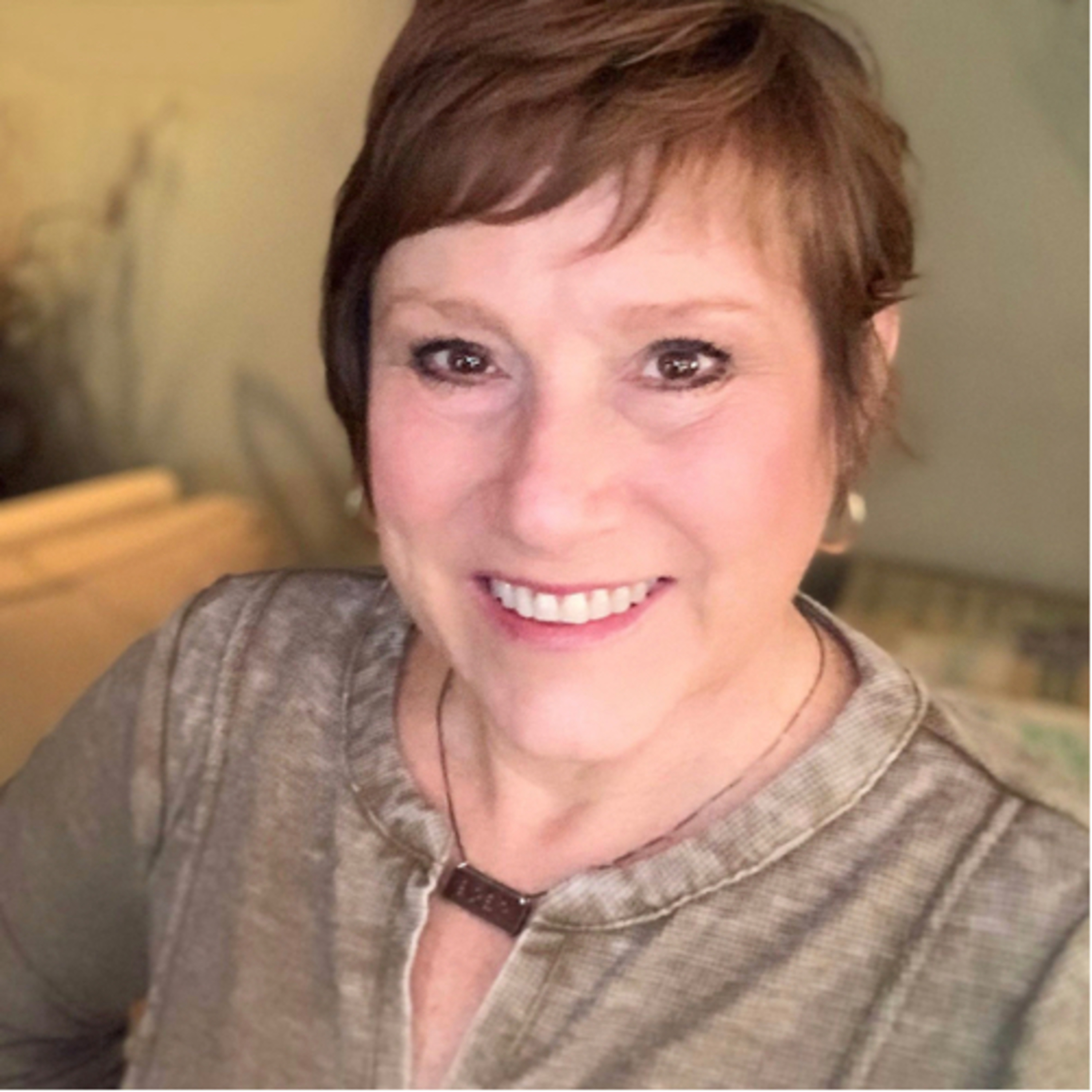 BORN TO SUCCEED-E.87-“Interview” with the “Strategic Disruptor & Opportunity Miner”-Lisa Kipps-Brown episode artwork