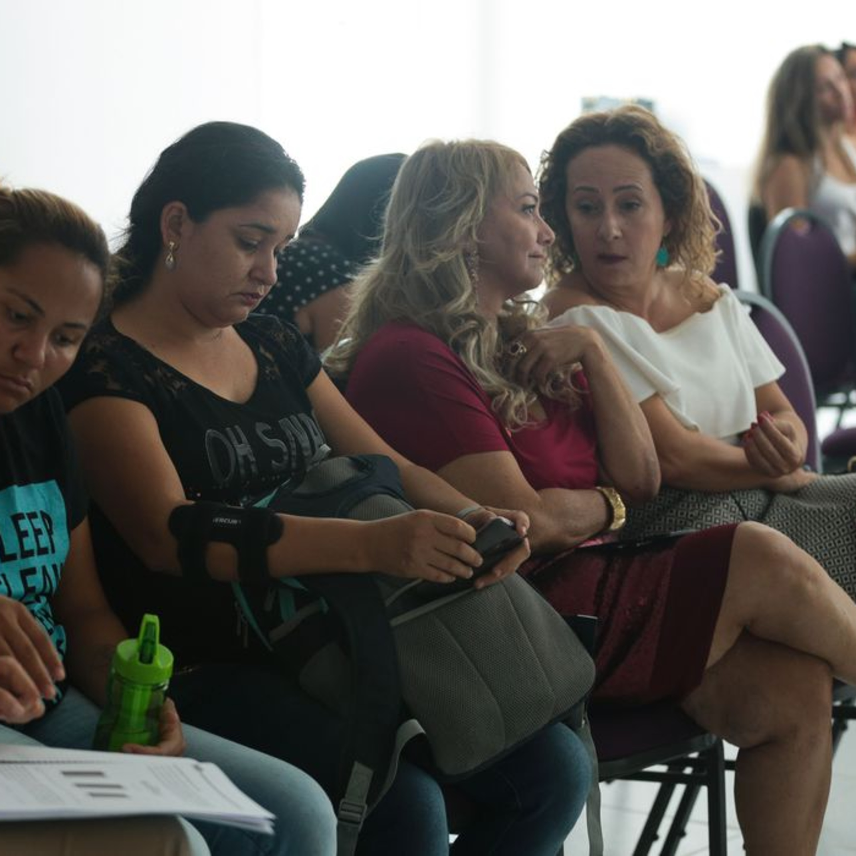 Dupla jornada e salários menores: realidade que ainda afeta mulheres  episode artwork