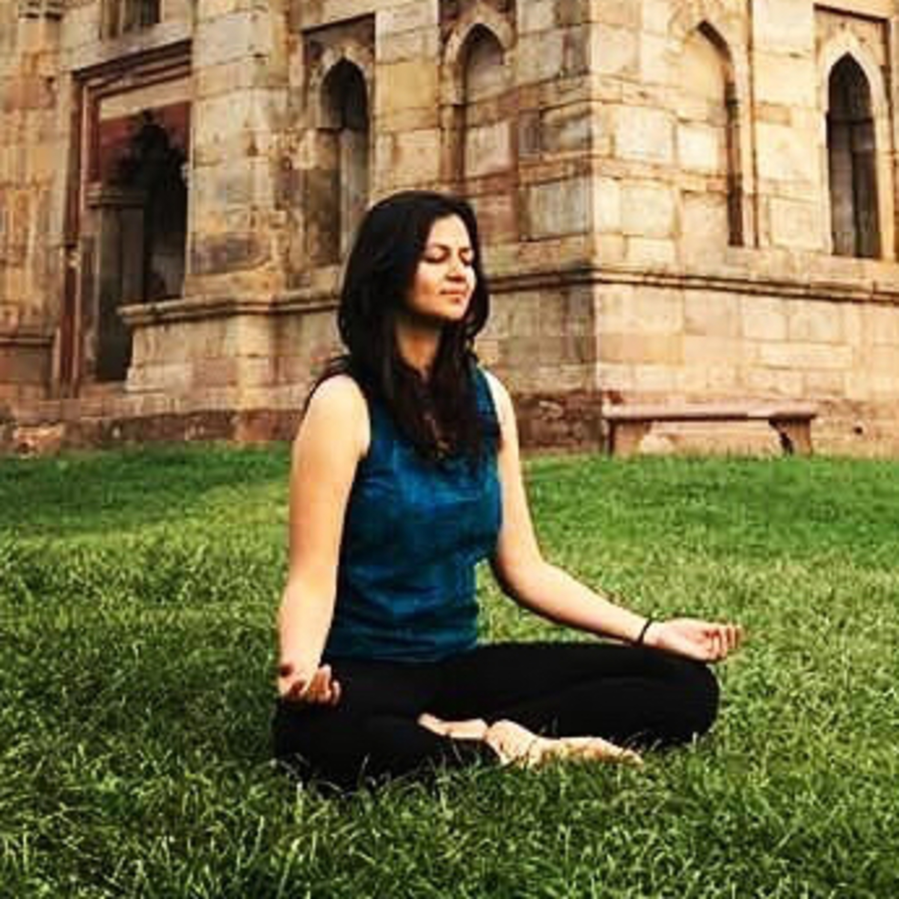 Roohi akka on Hatha yoga, teacher training, managing a job and teaching yoga simultaneously 😎😎 episode artwork