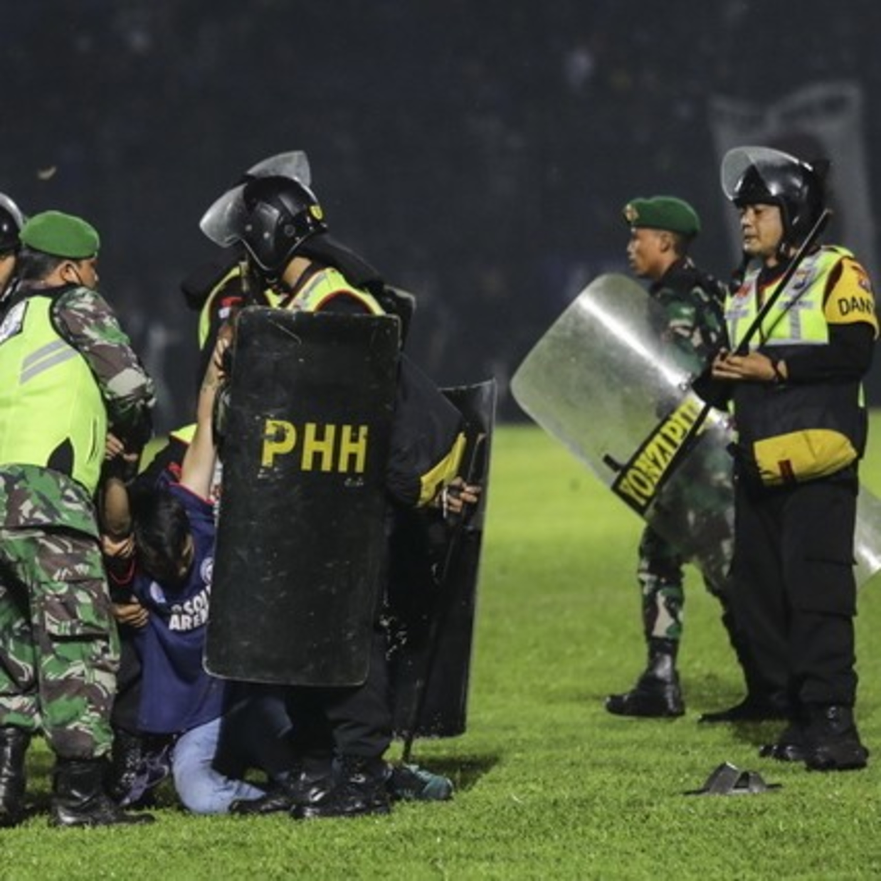 Tragedia en estadio de fútbol de Indonesia. episode artwork