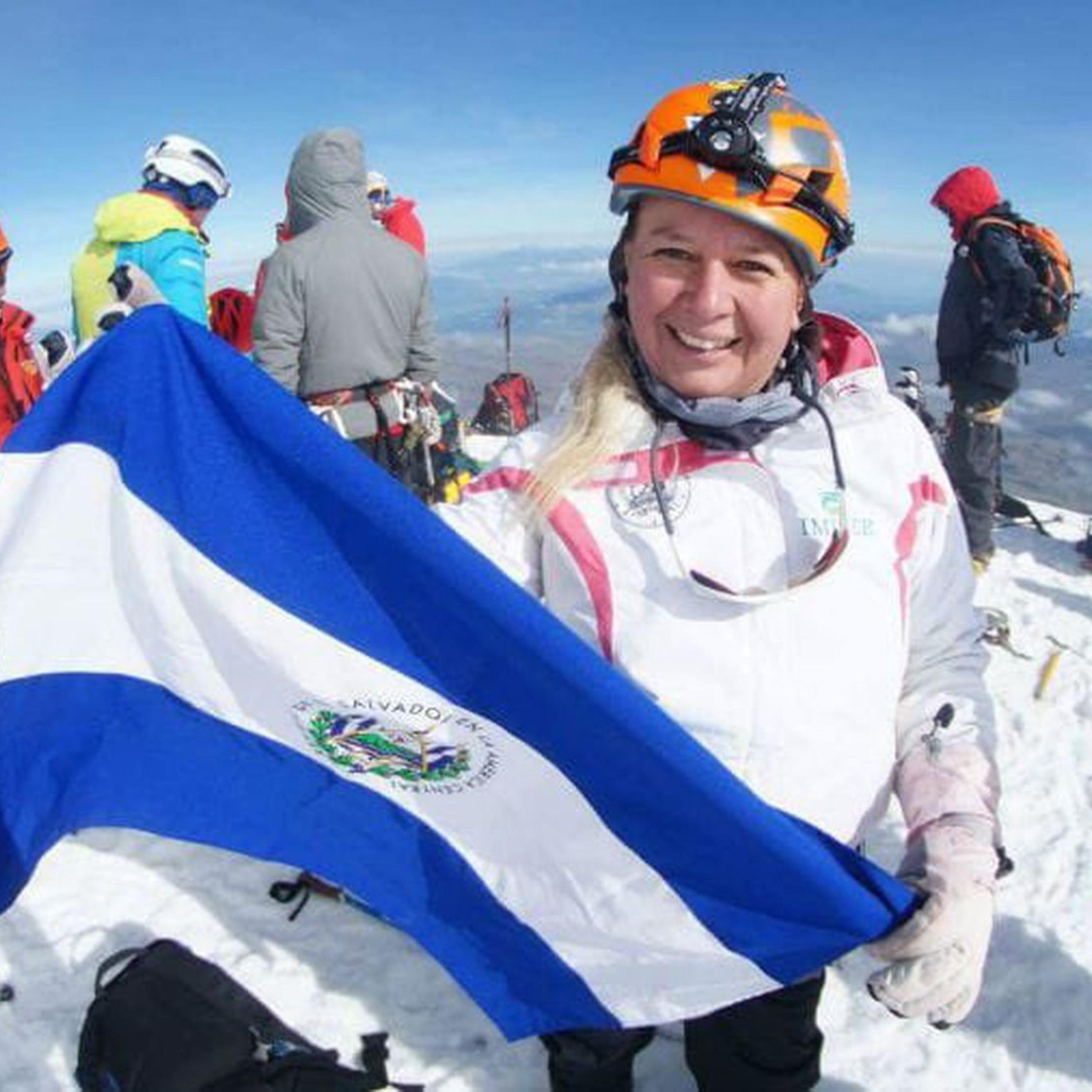 #202 Alfa Karina Montañista Primera Salvadoreña En Escalar El Monte Everest 🇸🇻 episode artwork