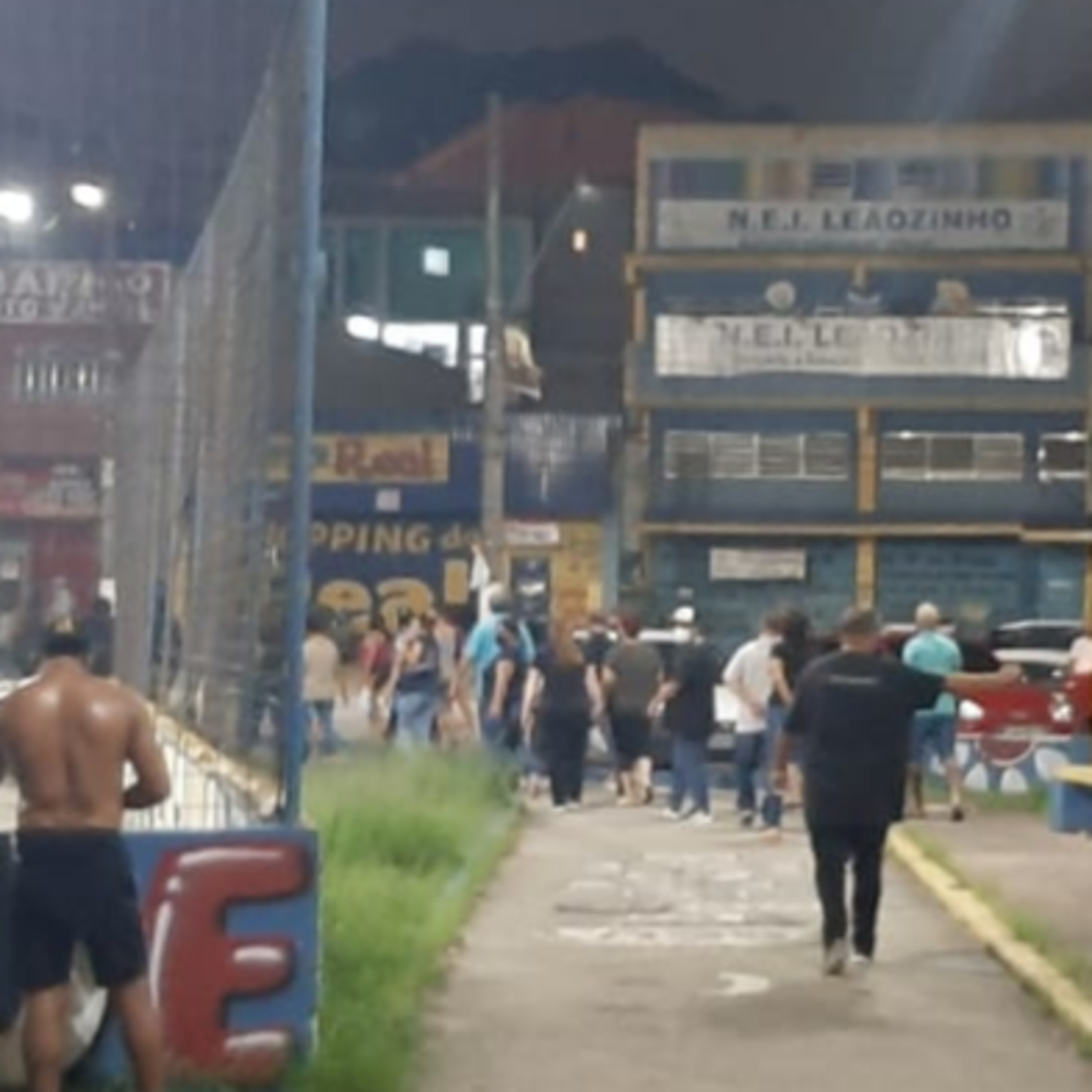 Guarda municipal dispersa moradores que assistiam a jogo de futebol em uma quadra esportiva de Mauá episode artwork