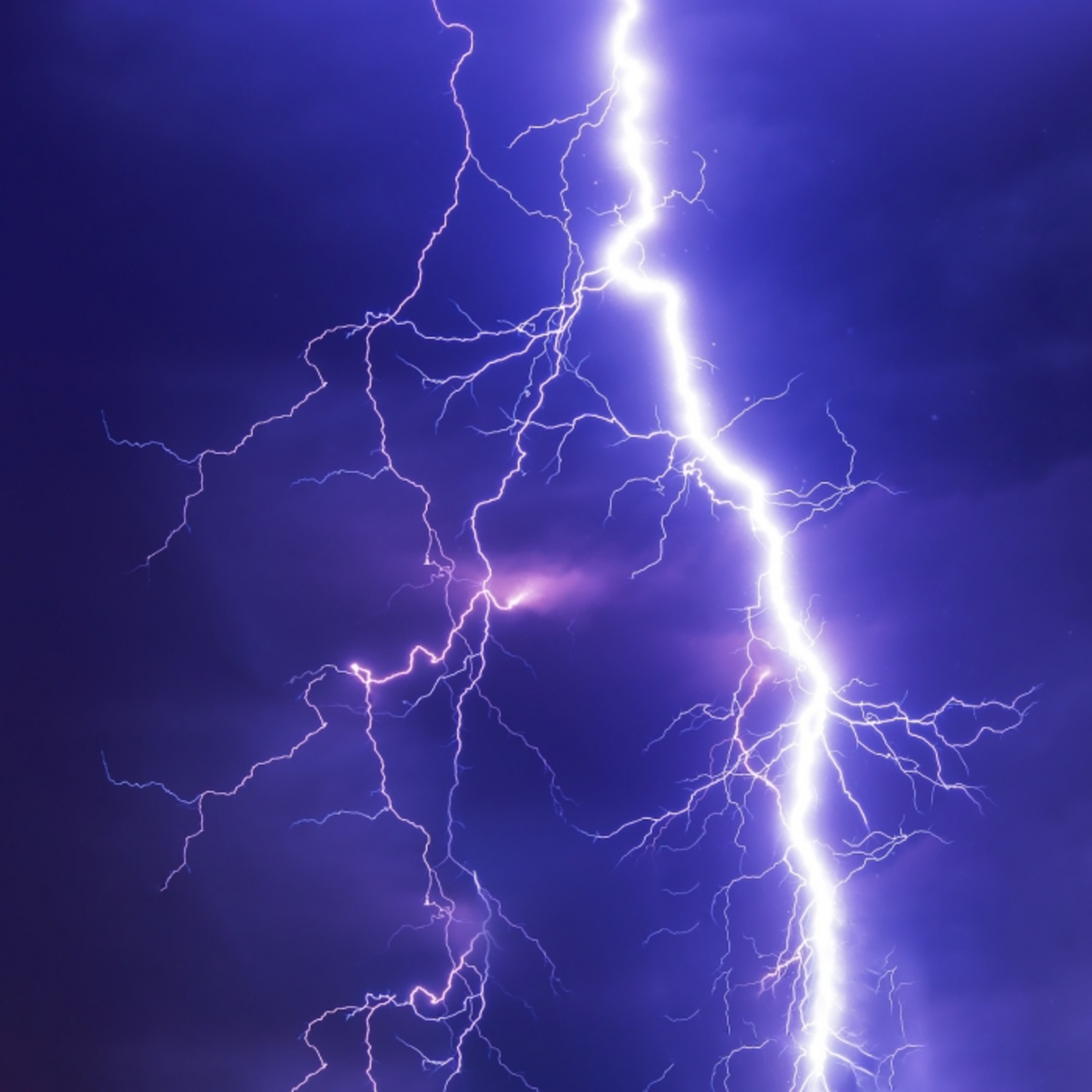 Celular na tomada: os riscos do uso durante tempestade de raios episode artwork