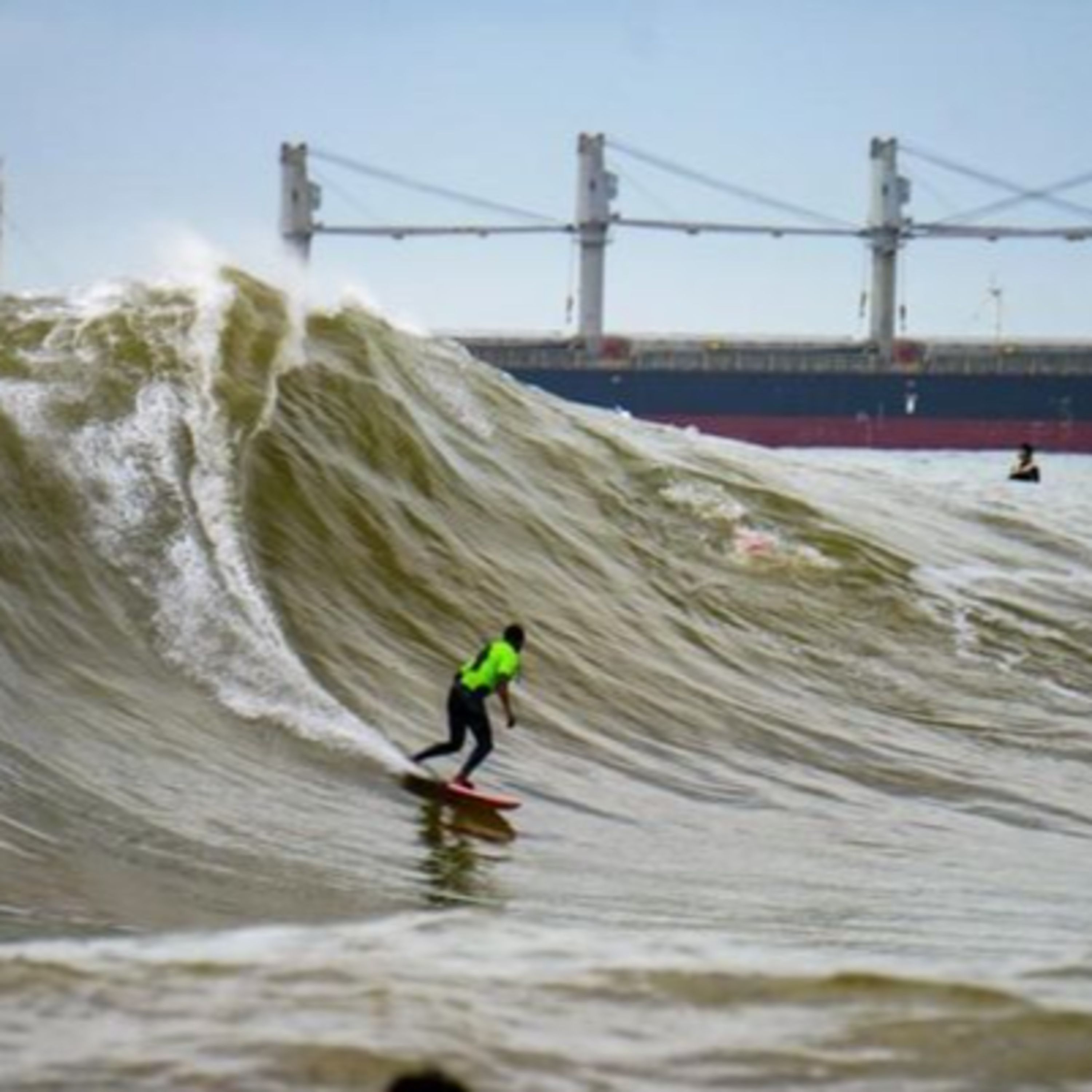 Ondas na "Avalanche" carregam o litoral do ES para o mundo; fotógrafo relata experiência episode artwork