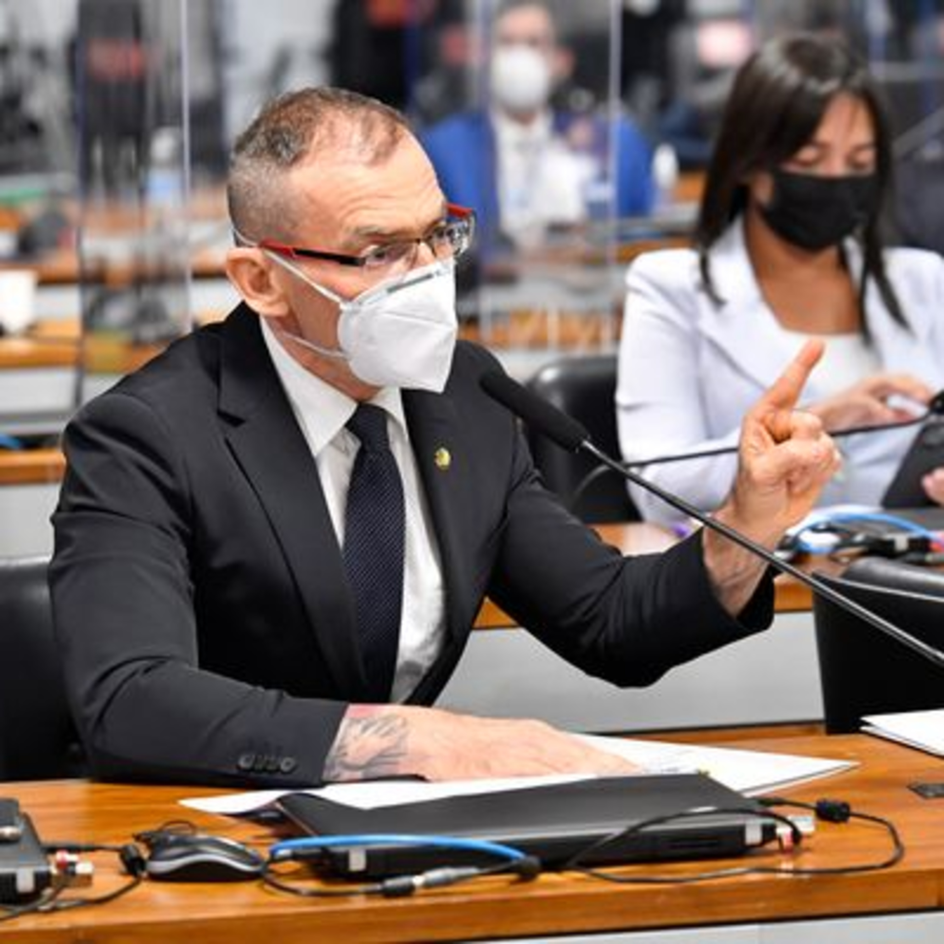Negociação da Covaxin demonstra que Bolsonaro prevaricou, diz senador Contarato episode artwork