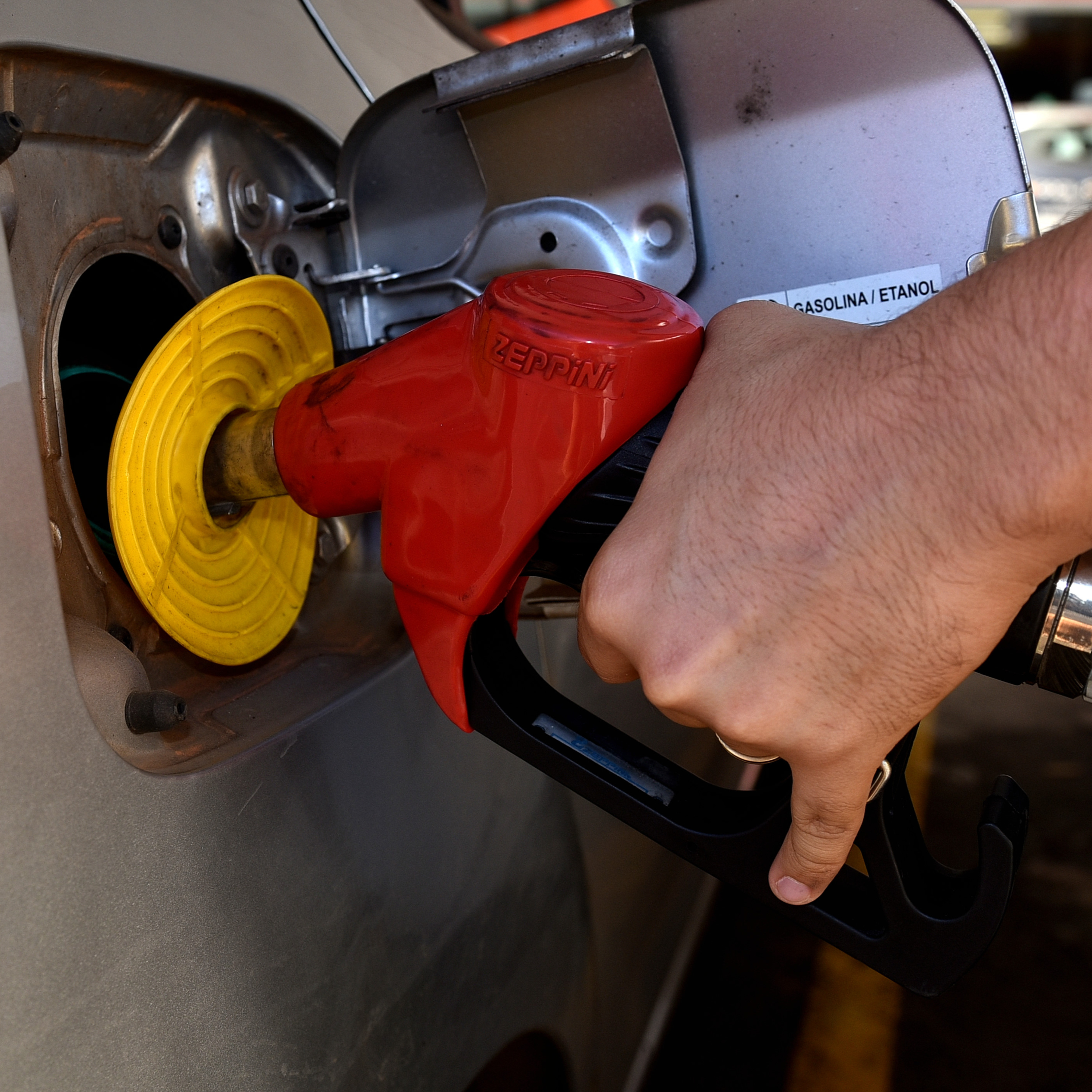 Procon alerta para a prática da 'mangueirada' em postos de gasolina no ES episode artwork