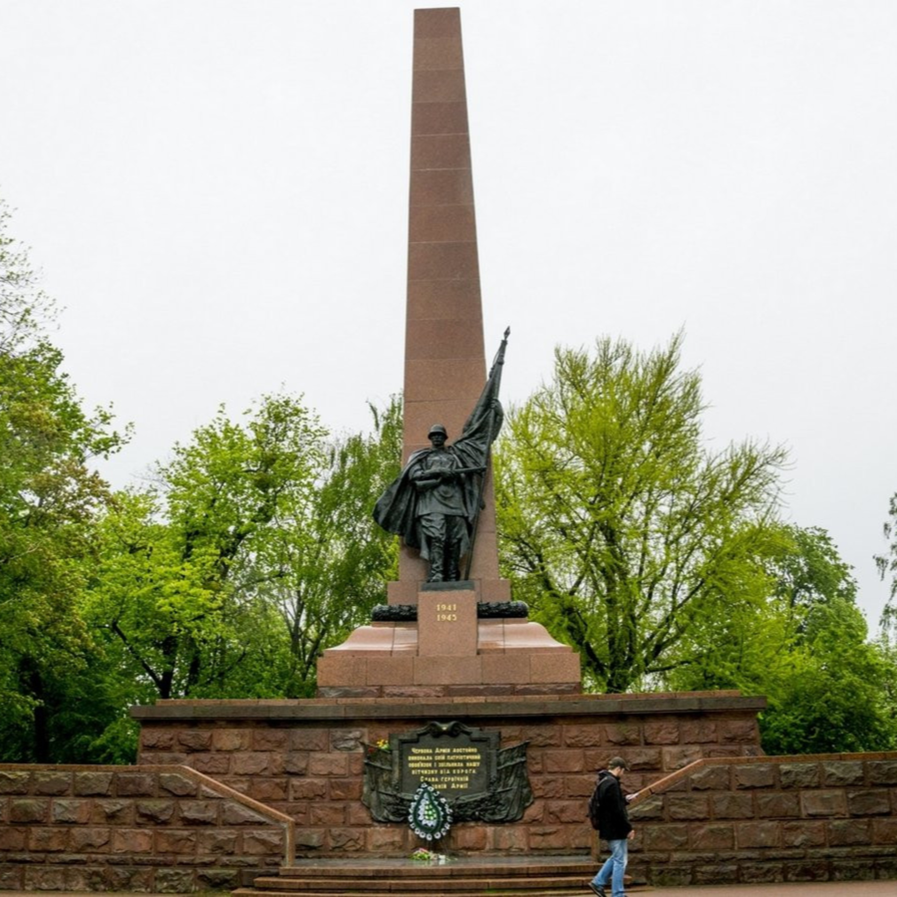 Чернівці. Деімперіалізація. Декомунізація