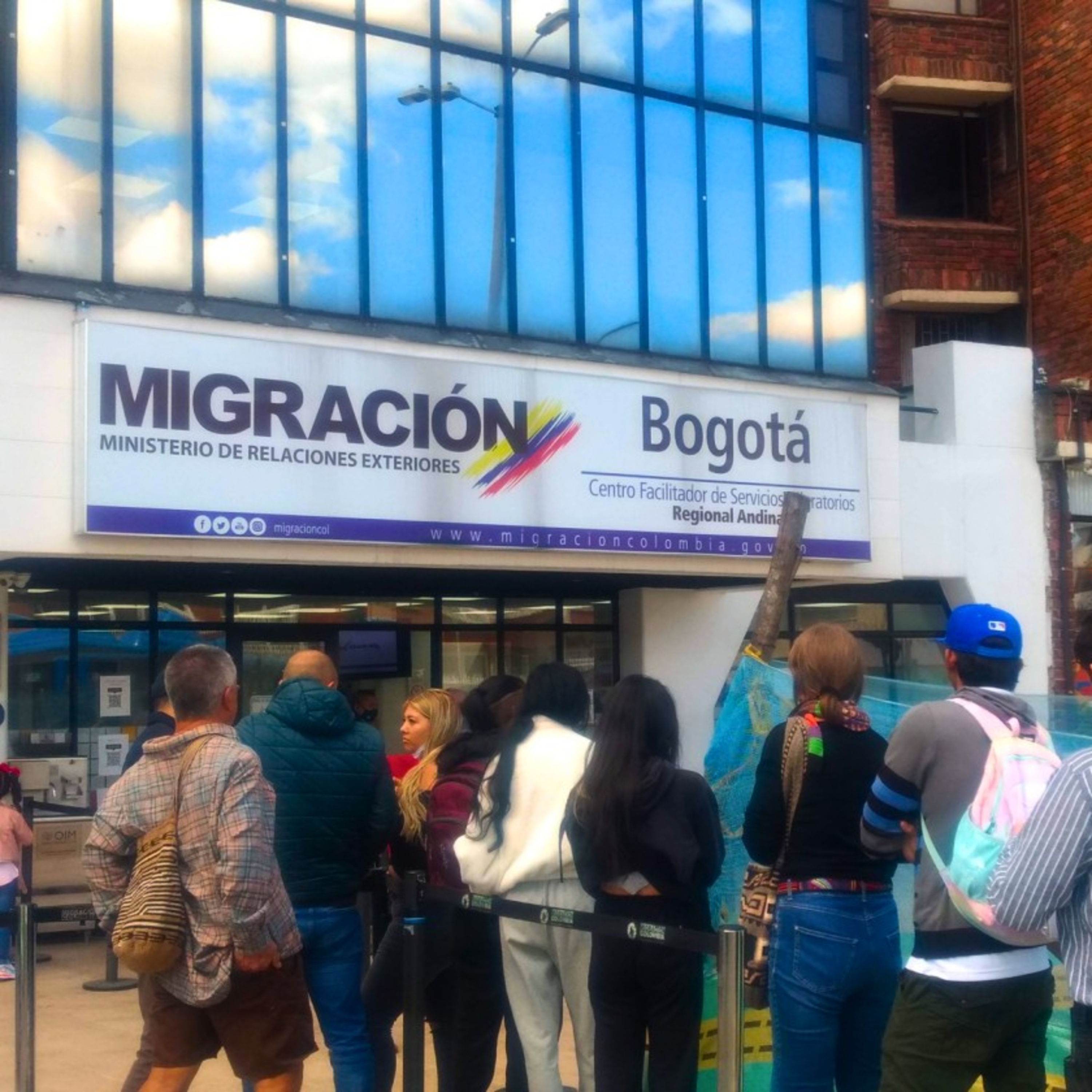 Lending Migración Colombia a helping hand episode artwork