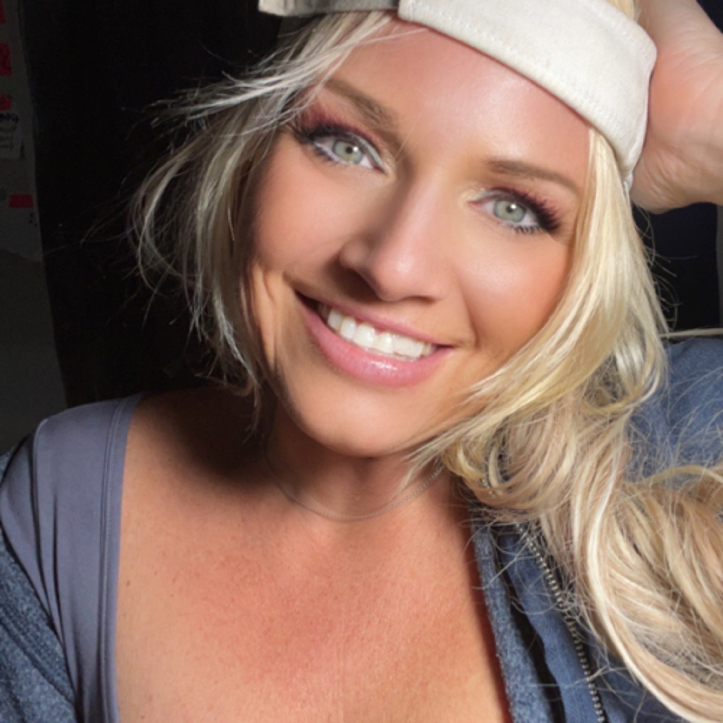THE VAGINAZ - Raw Sex Talk, Boss Moves, and Zero Shame - Debbie Diaz Runs The Mic