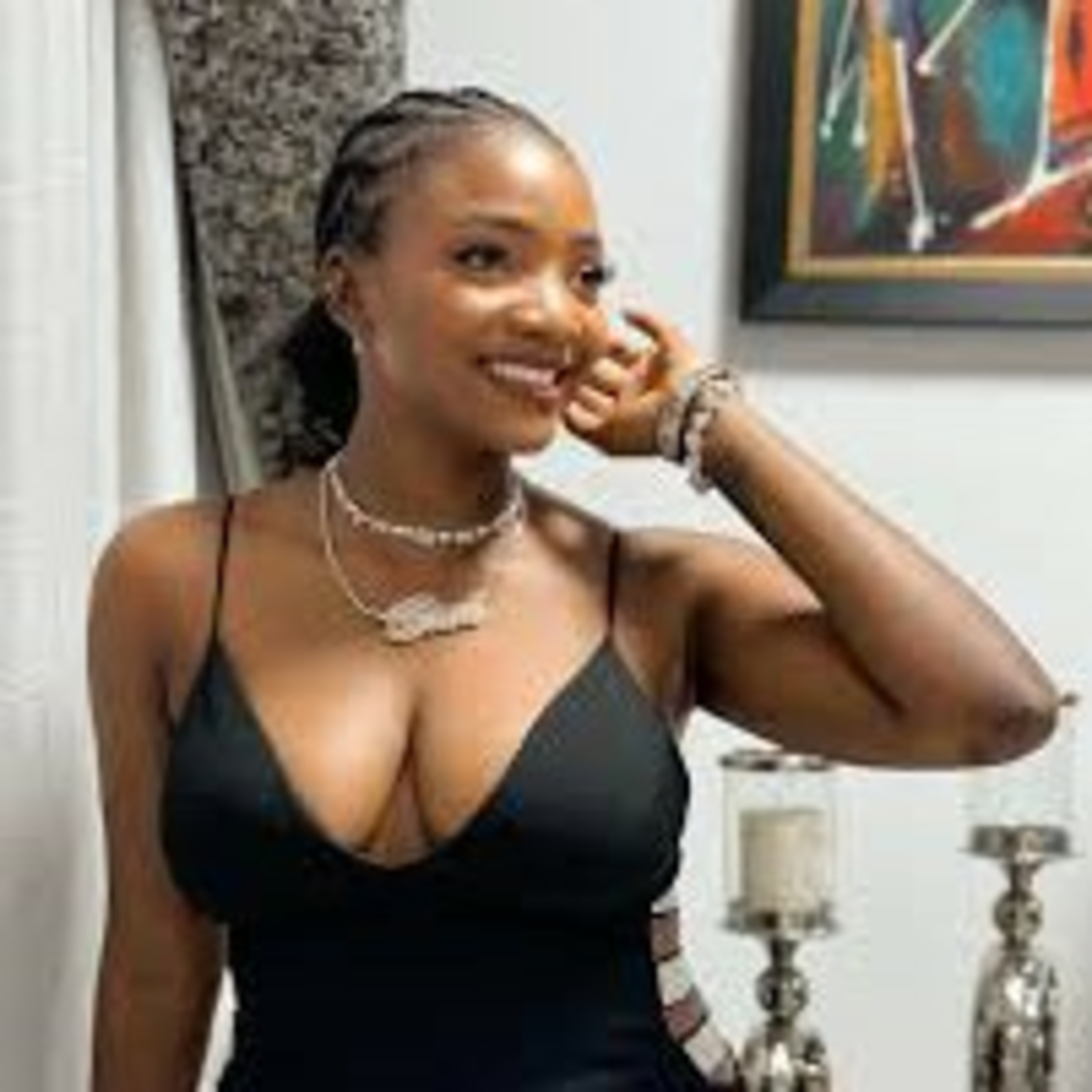 
Singer Simi responds to critics that tagged her lazy episode artwork