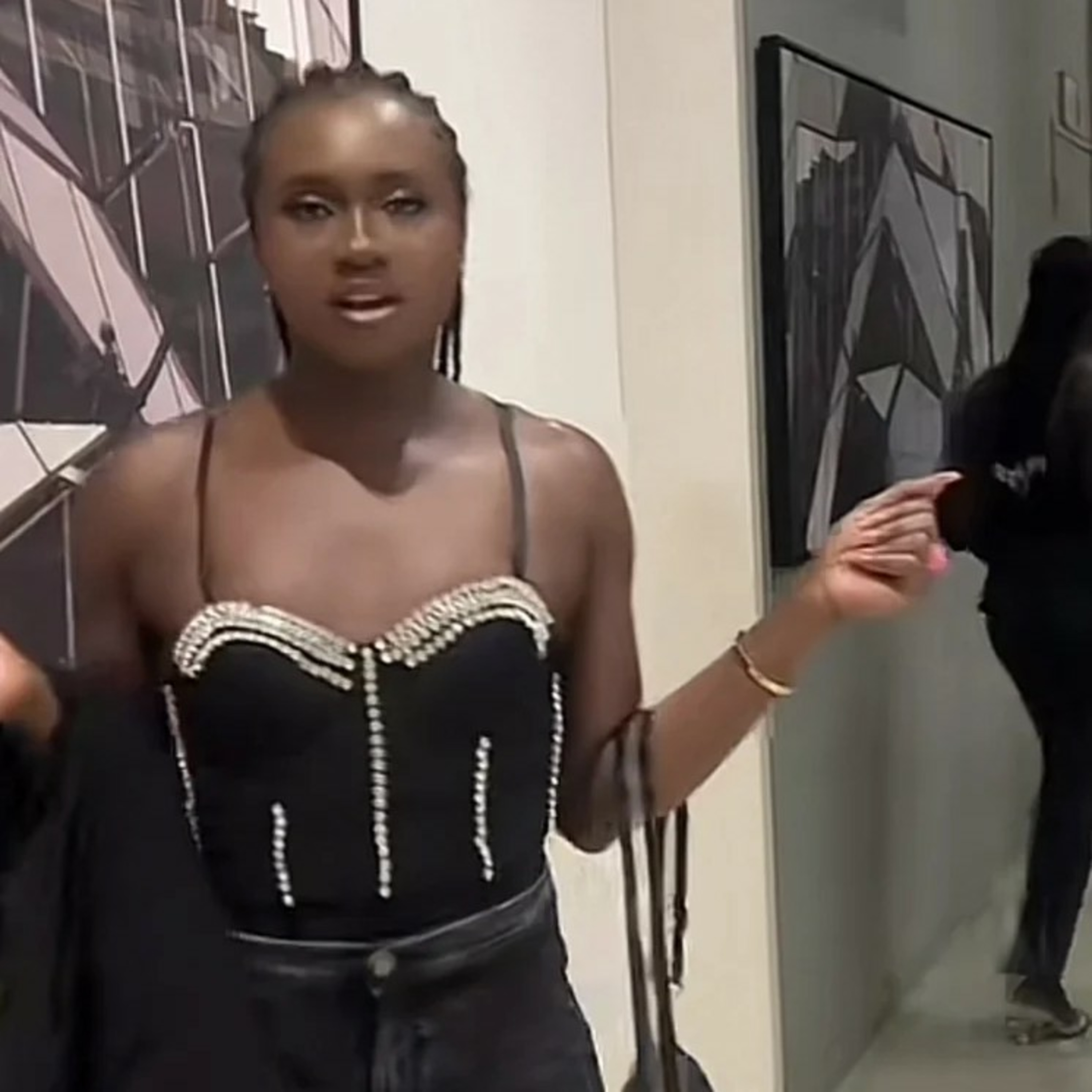 Crossdresser reveals a huge sum of money gifted to him by his boyfriend. episode artwork