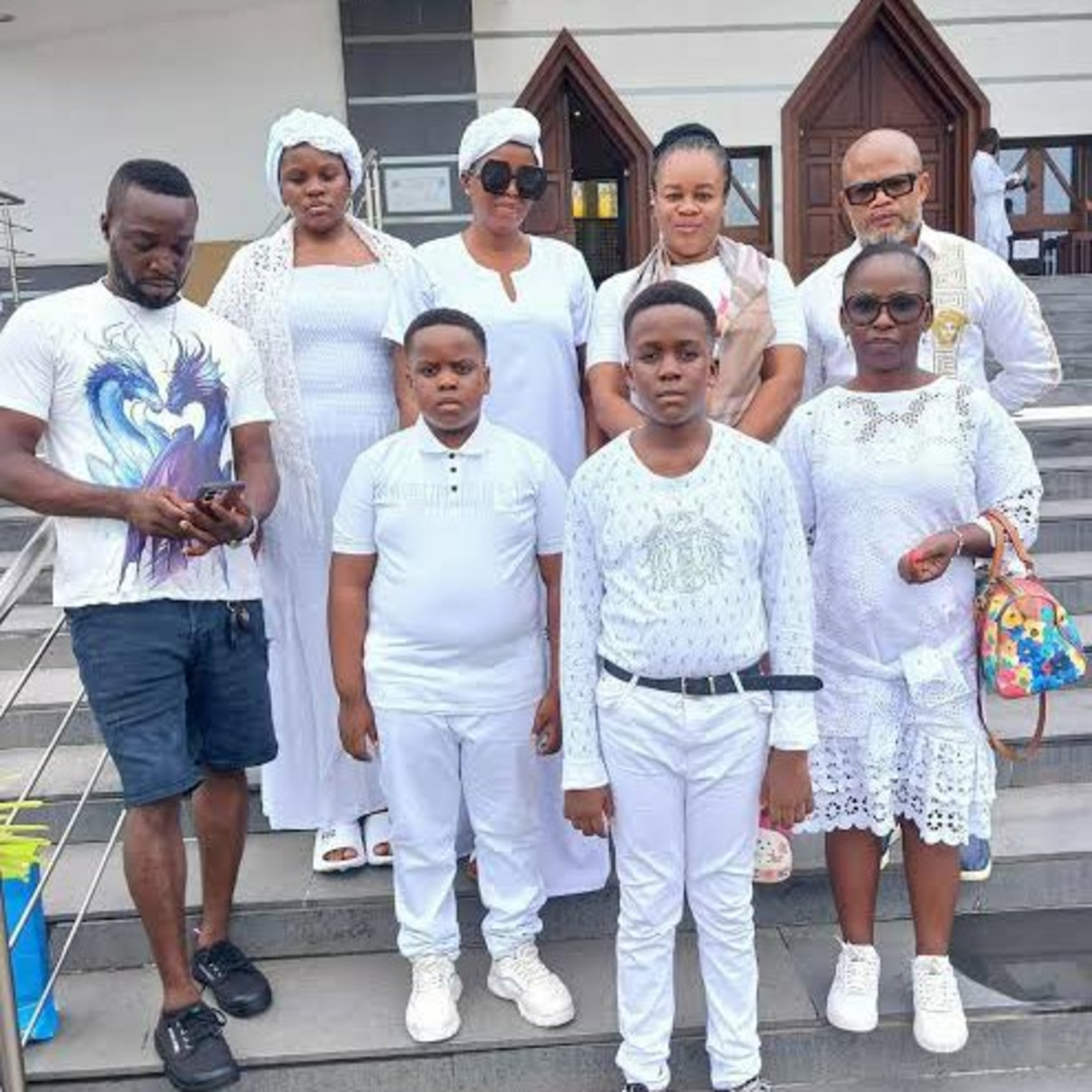 Jasmine omitted in Mr. Ibu's family pictures.