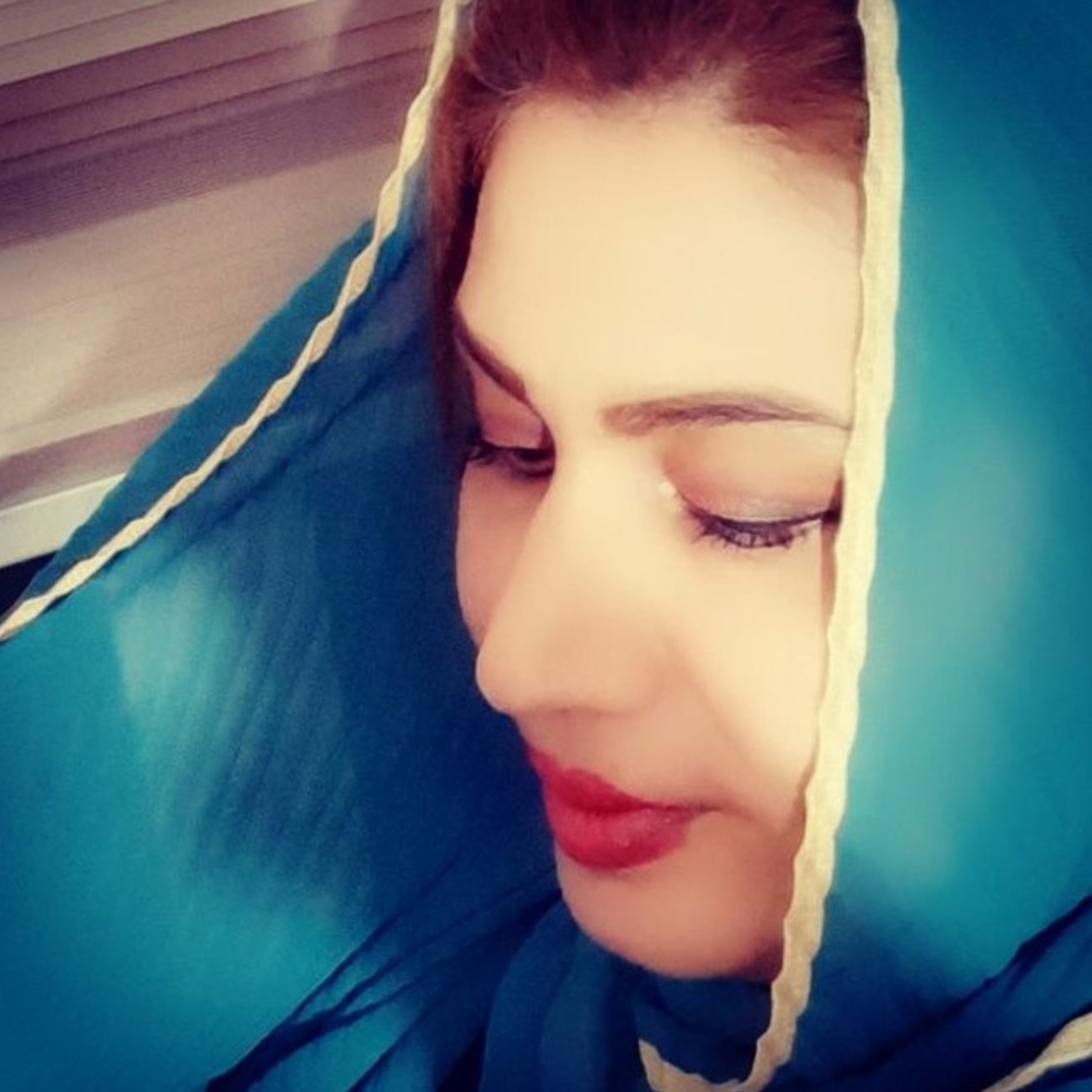 کاور شاعر مریم ناظمی دکلمه آیلار غفرانی فریاد هر شب با گلویم شرط می بندد غمنامه ها را می برم در خلوت سینه