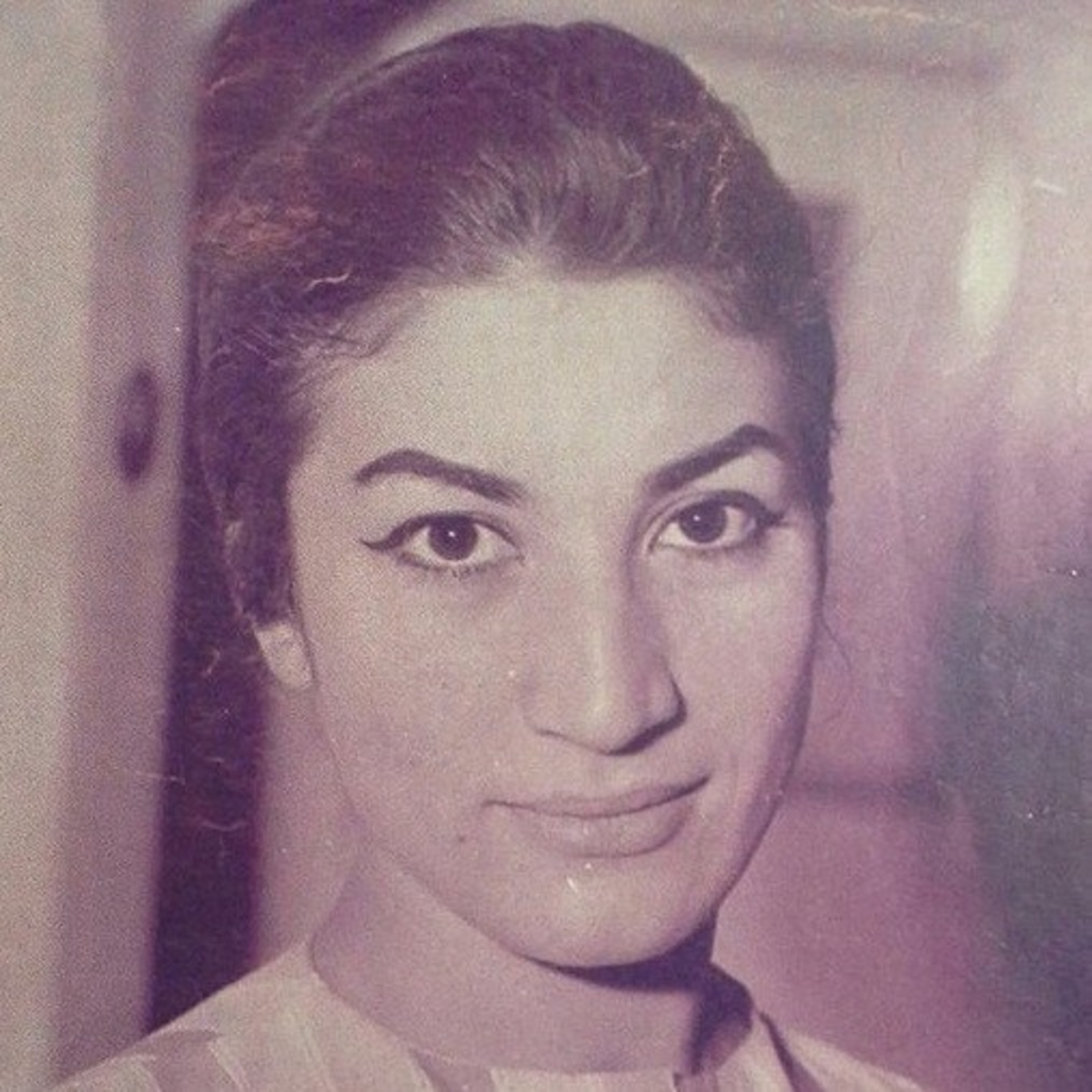 کاور من به پايان دگر نينديشم كه همين دوست داشتن زيباست 💖 فروغ فرخزاد 💖 صدا نیکی کریمی
