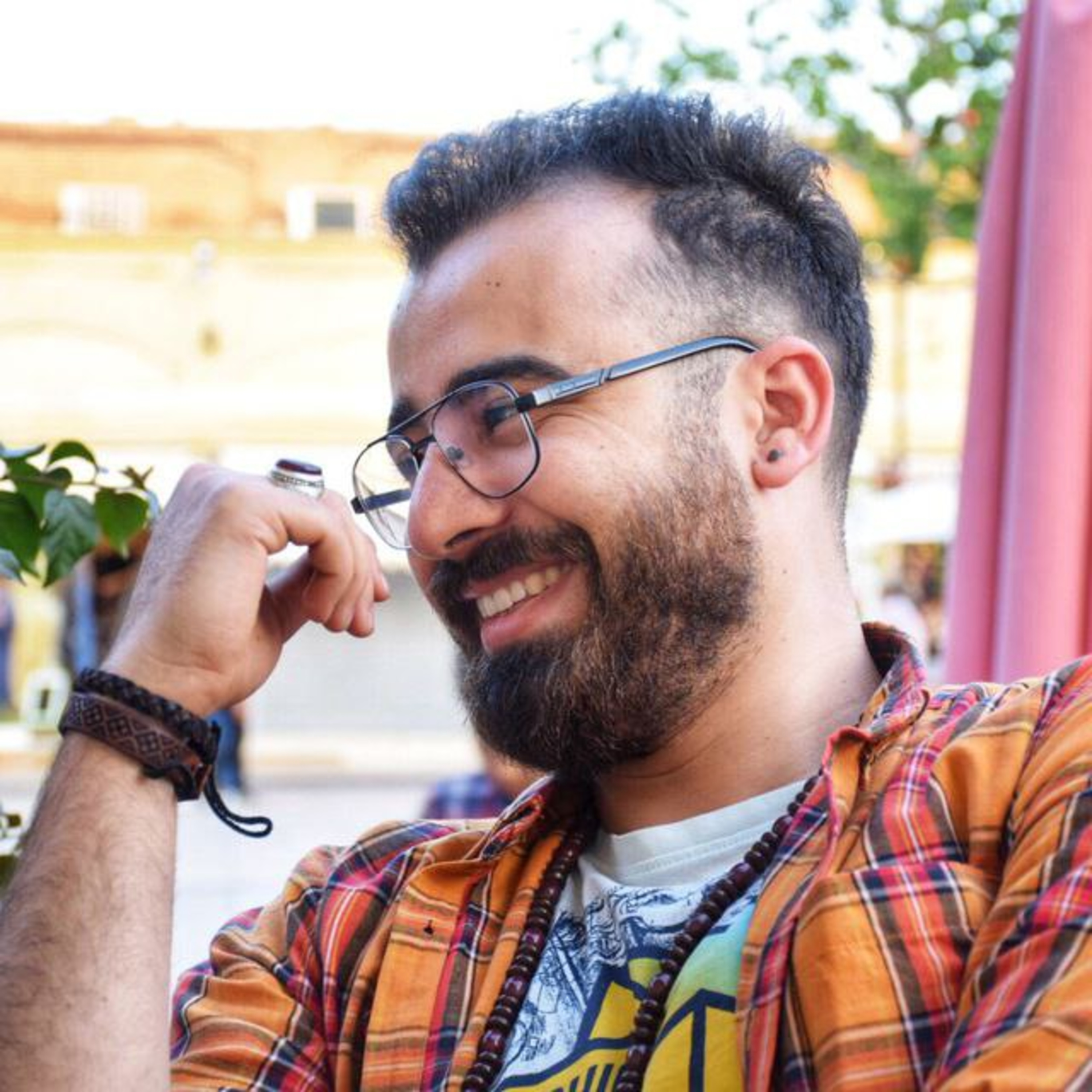  
زندگی دارهای ممتد شد ......تو که دارایی و نمی‌دانی......با نداری نمیشود جنگید
 💖 میلاد میرزایی 