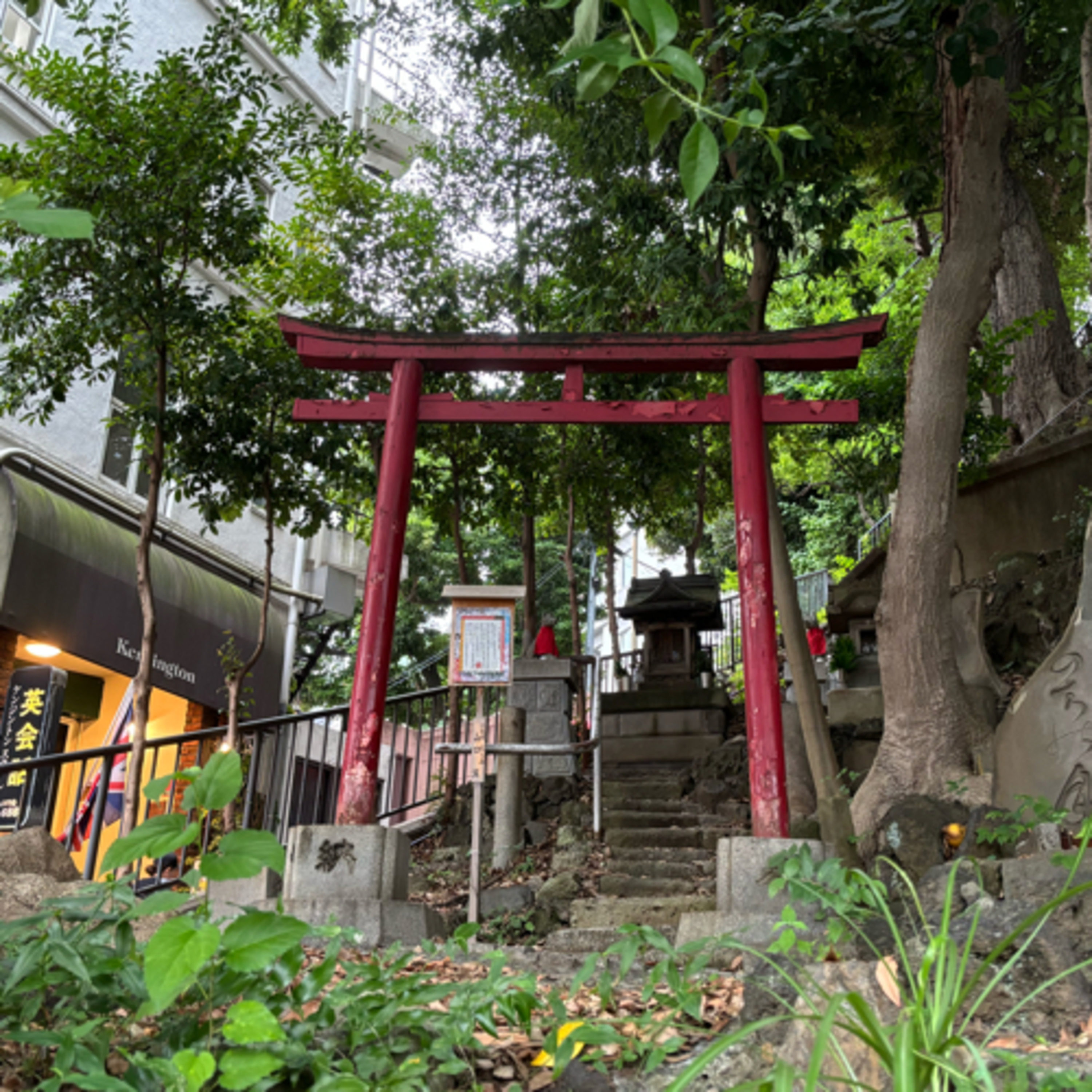 【binaural】 Shrine at the top of a long flight of stairs near Omori Station