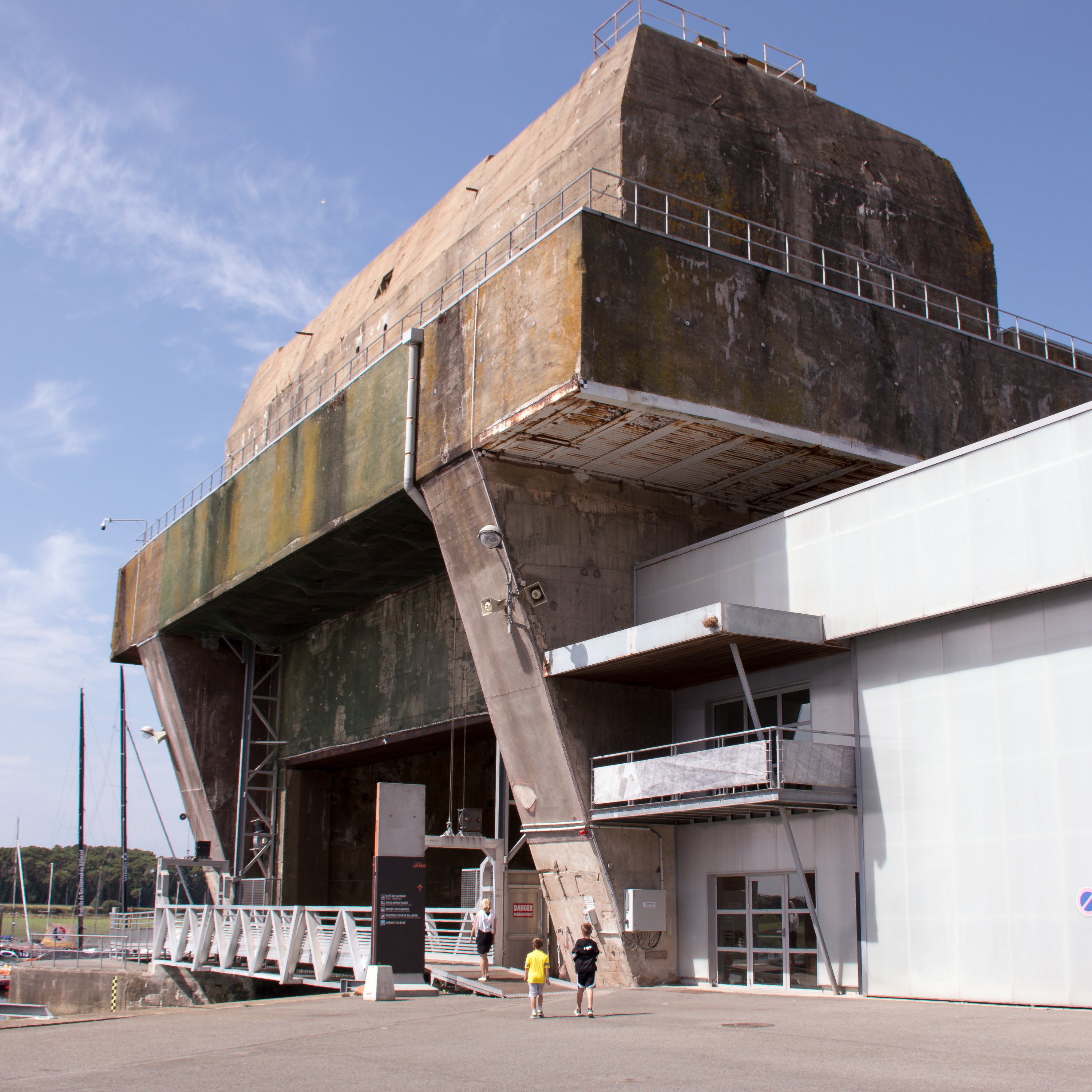 Lair of the Wolfpack : the submarine base at Lorient & the Battle of the Atlantic