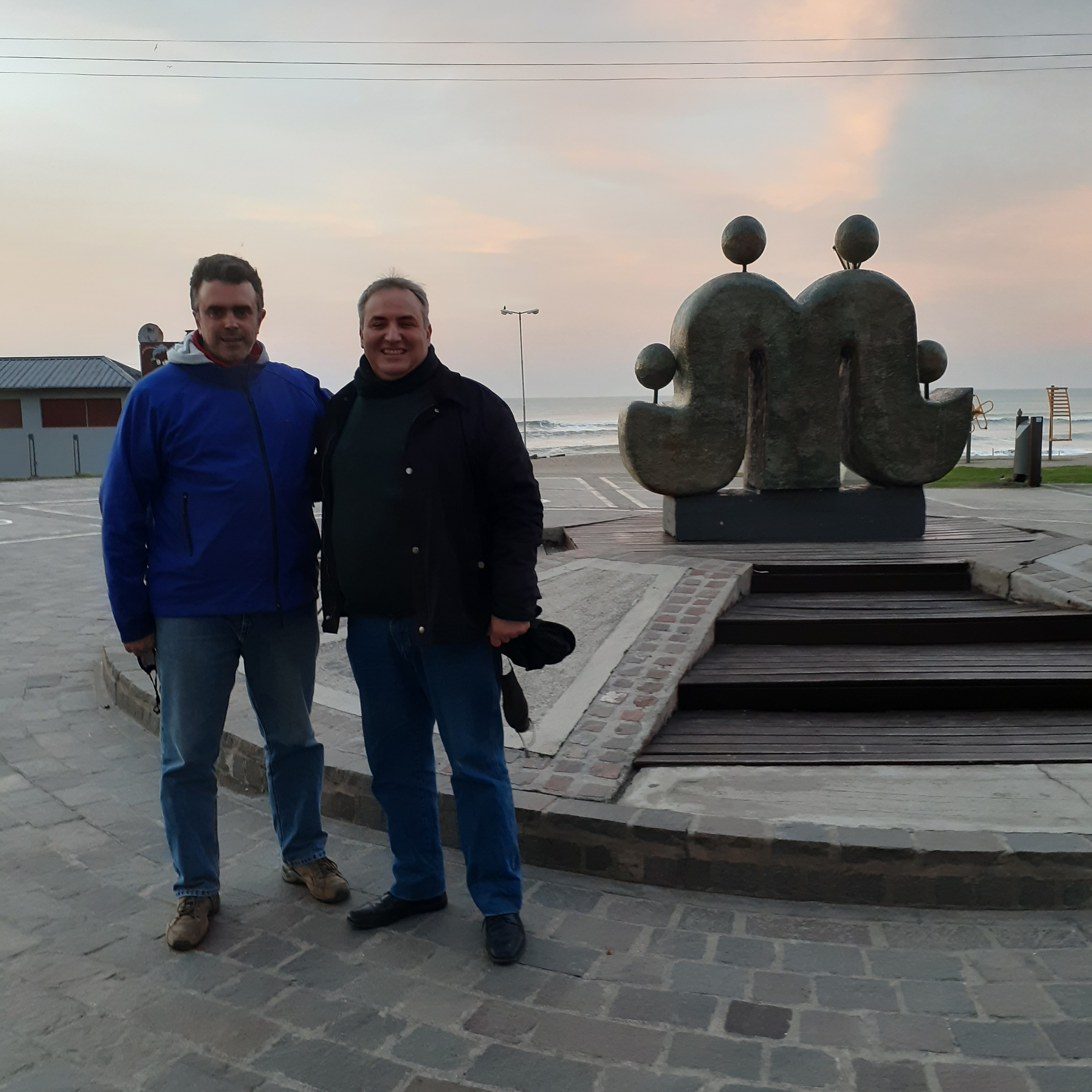 El Profesor Charlie Navarro la dignidad de ser un gran amigo y estar presente