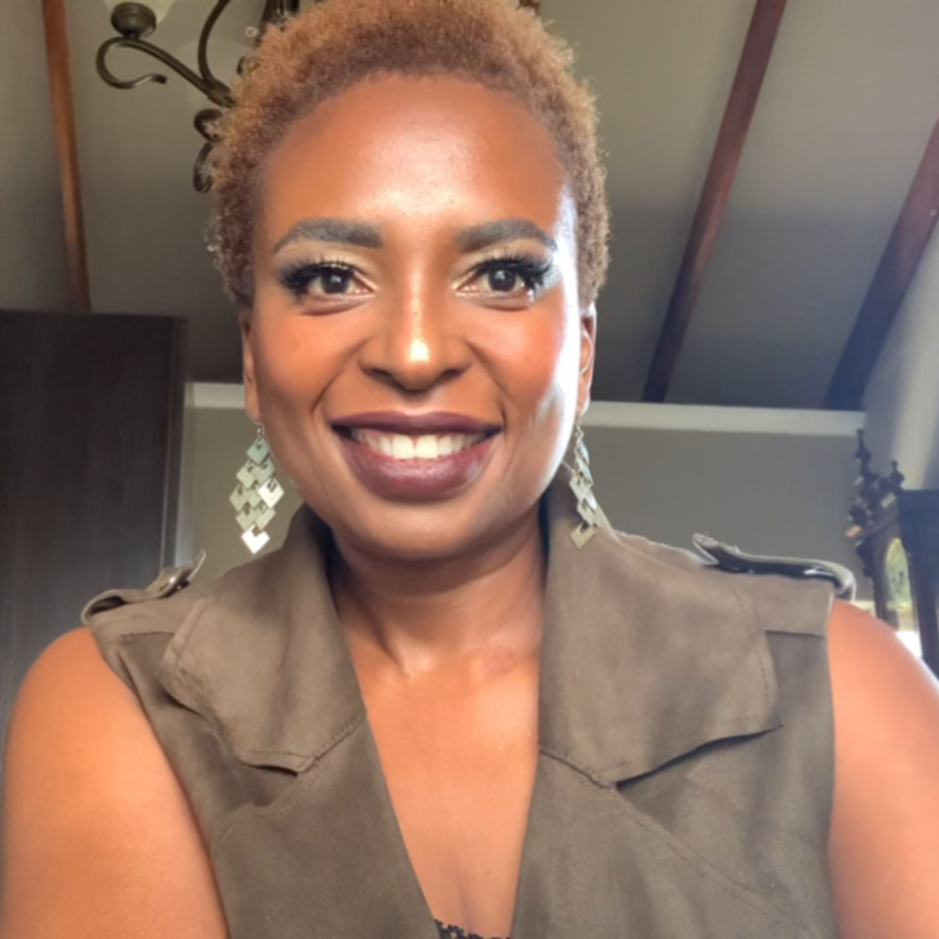 Ep. 524 - Finding Self love and Using Tools to Boost our Mental Health with Thola Bennie episode artwork