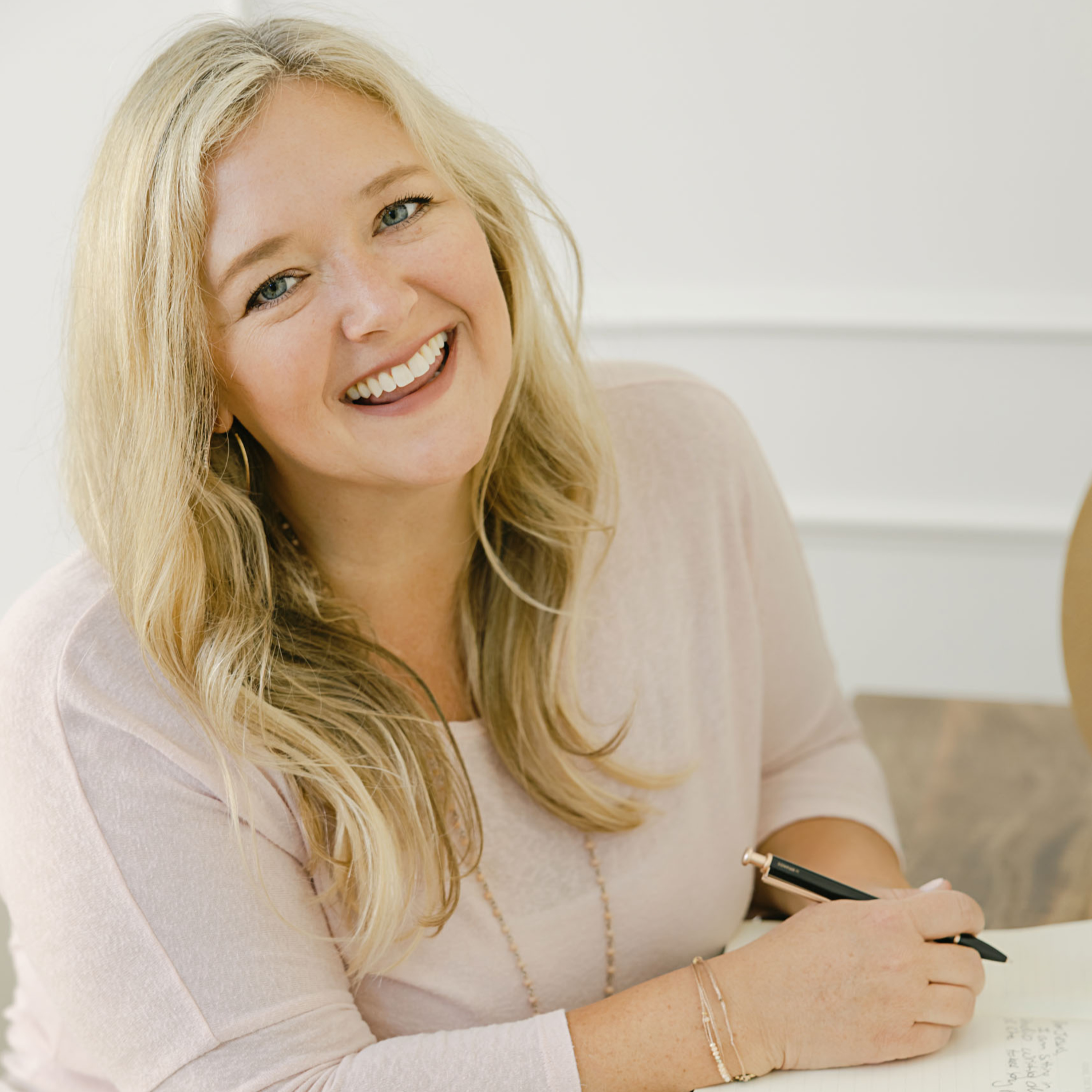 Ep. 553 - Follow your Fernweh, Create an Extraordinary Life! with Kindle Smyth episode artwork