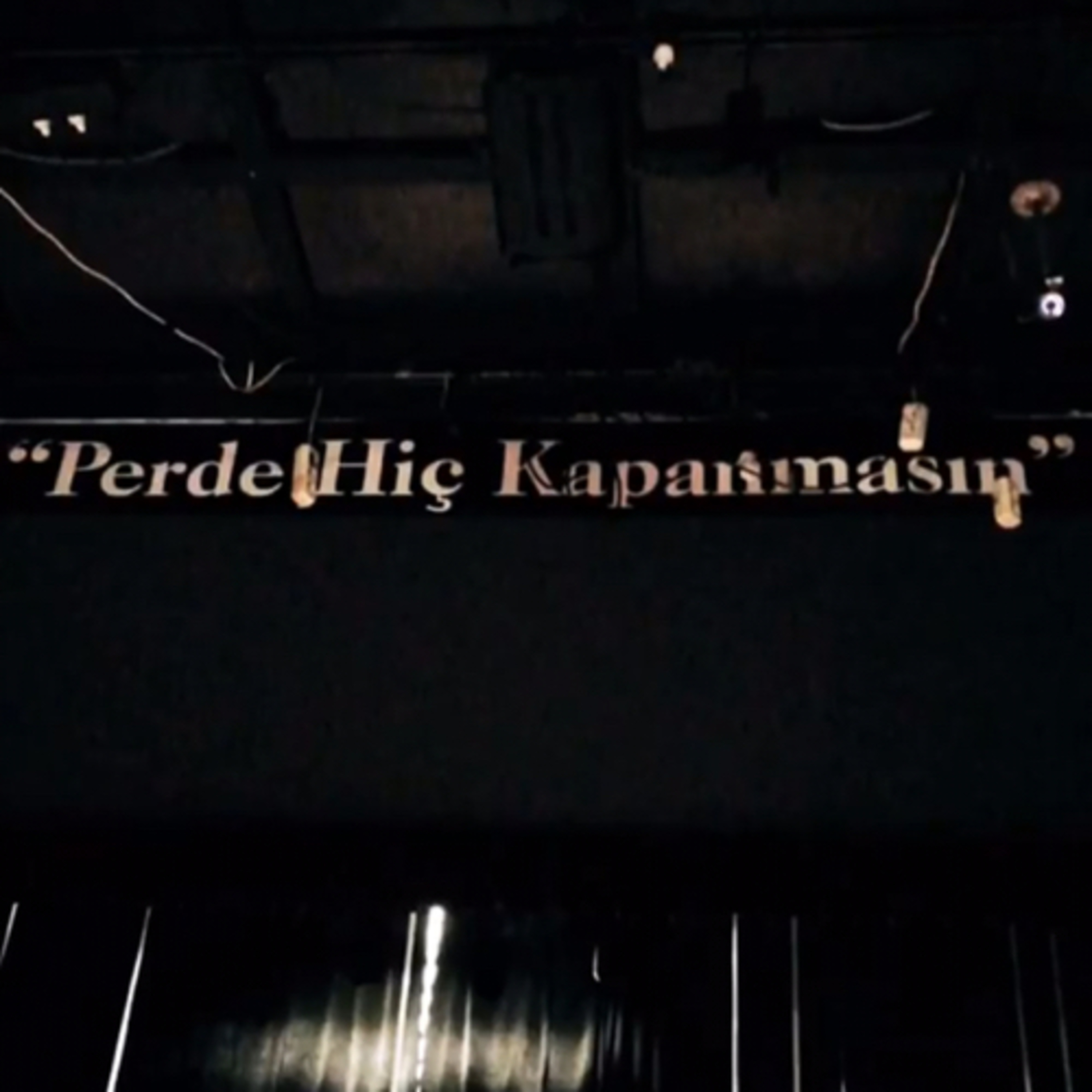 Perde Hiç Kapanmasın