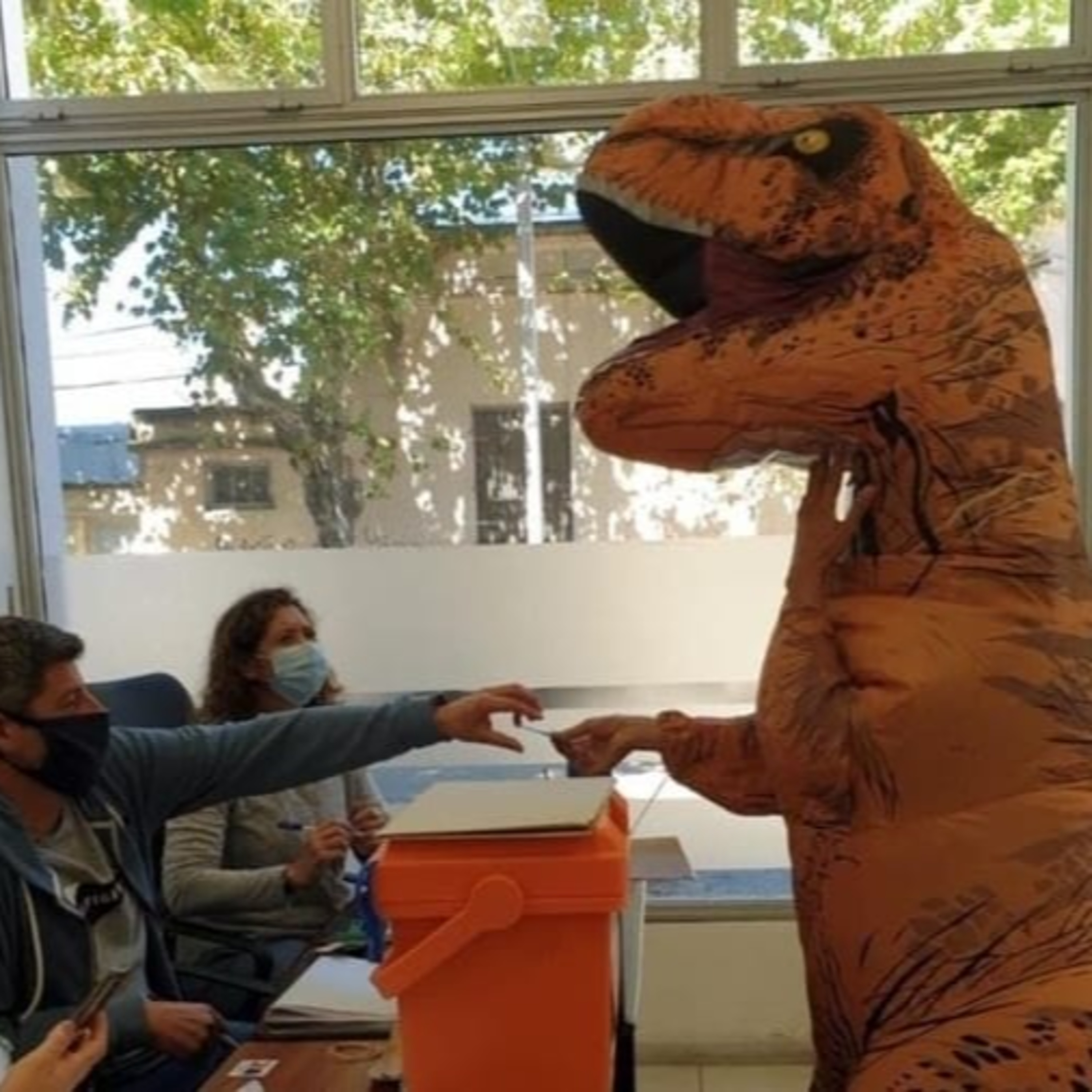 El dinosaurio «Covid» se equivocó de circuito en Durazno y tuvo que votar Alejandro episode artwork