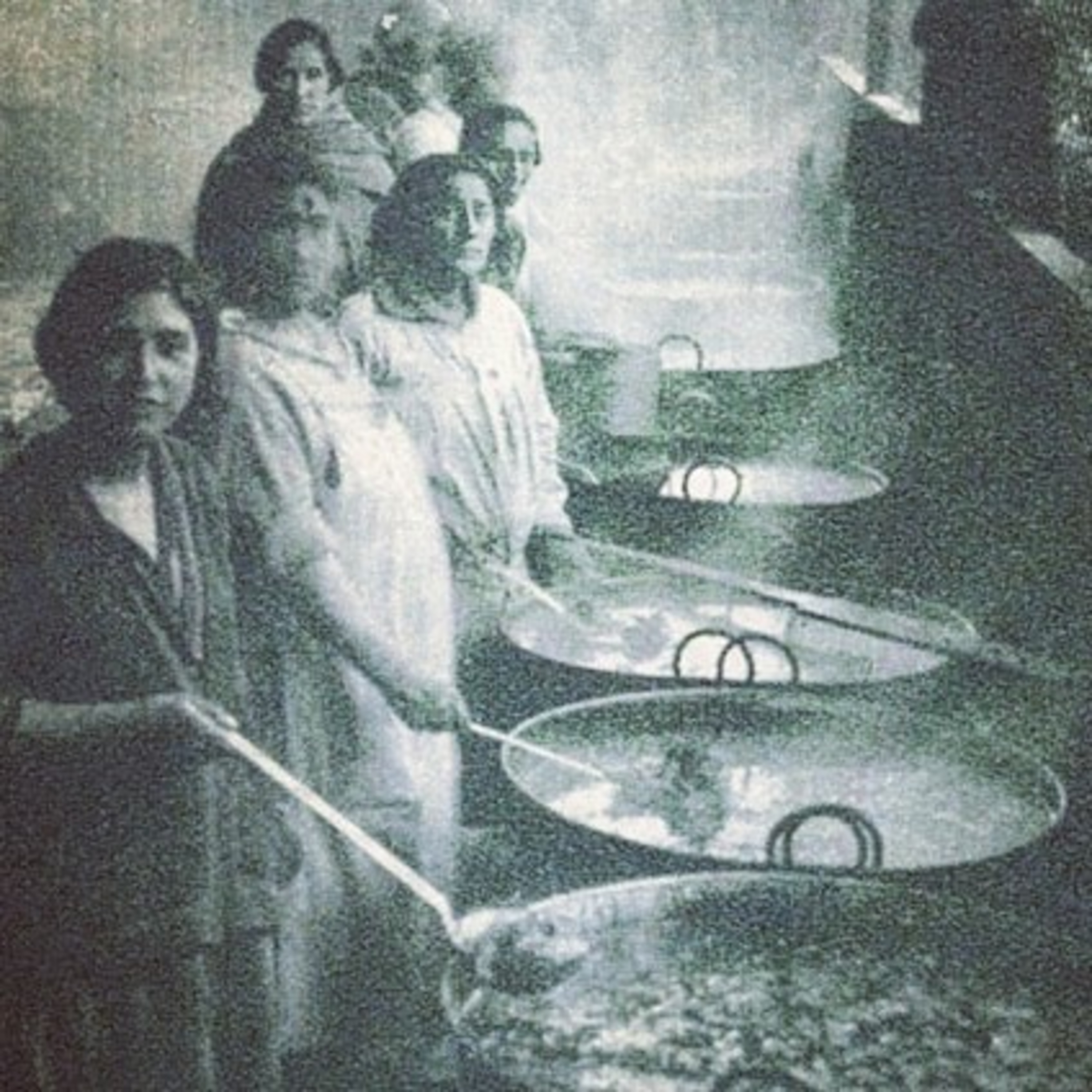 mujeres y ollas comunes