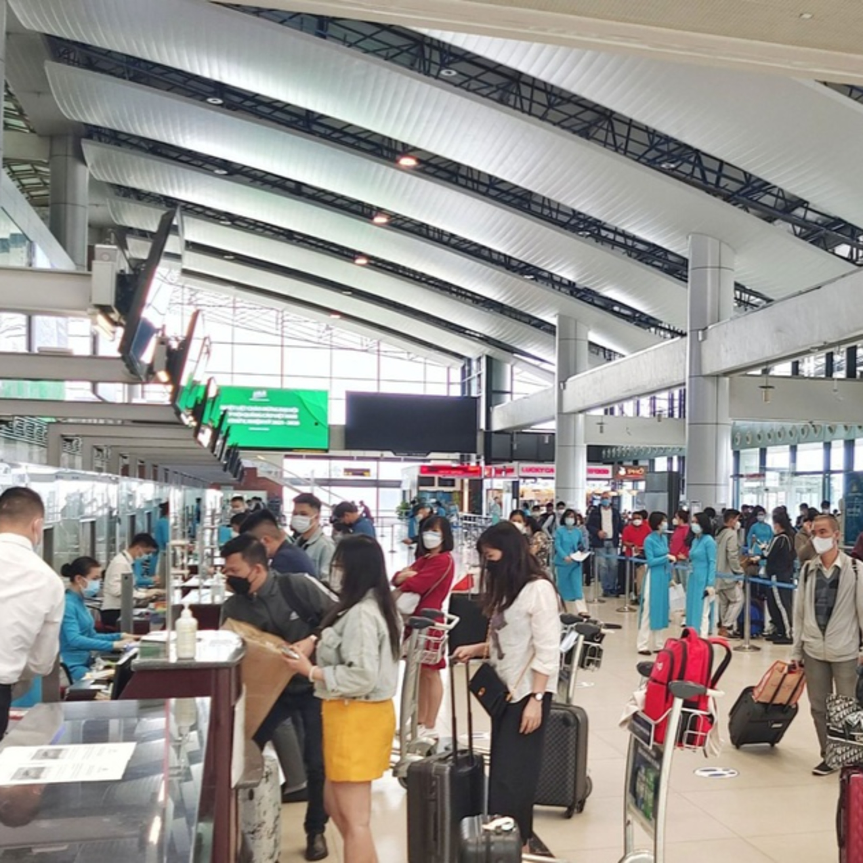 Giảm ùn tắc tại khu vực sân bay dịp cuối năm: Có nên thành lập Trung tâm điều hành vận chuyển hành khách?