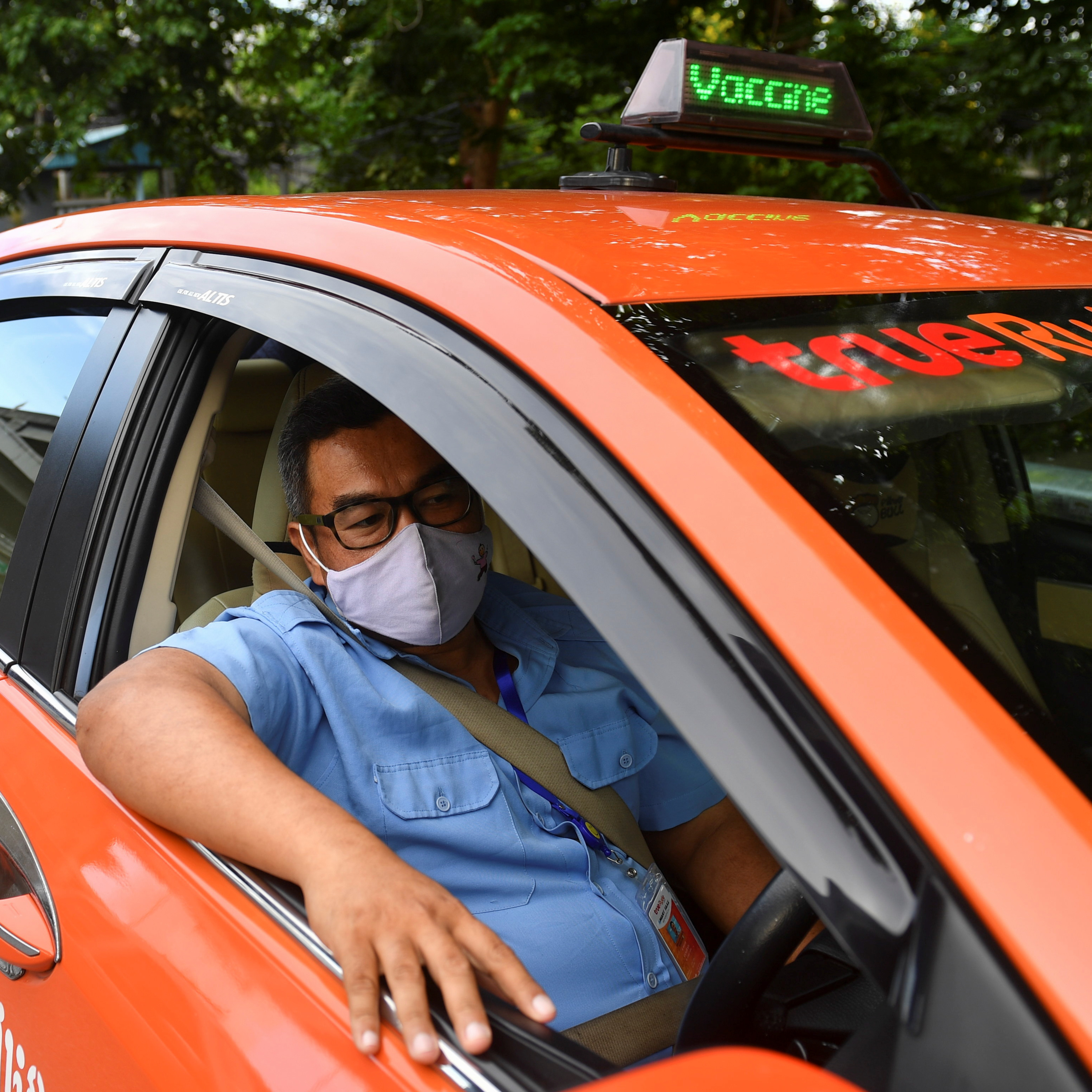 Gắn biển đã tiêm vaccine COVID-19 cho taxi để hút khách episode artwork