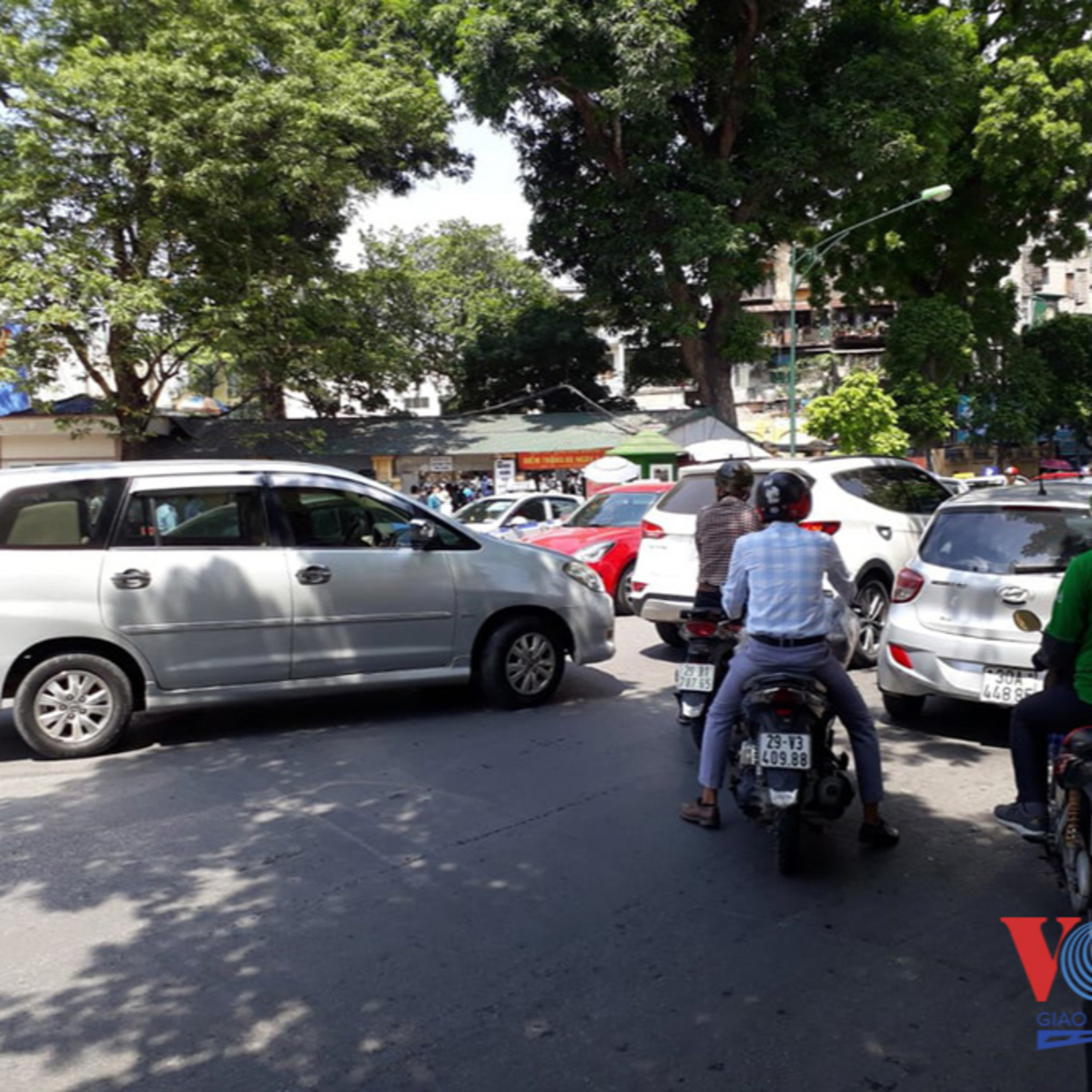 Thị thành ký: Taxi quây kín cổng viện 108: Xử phạt xong... đâu lại vào đấy!