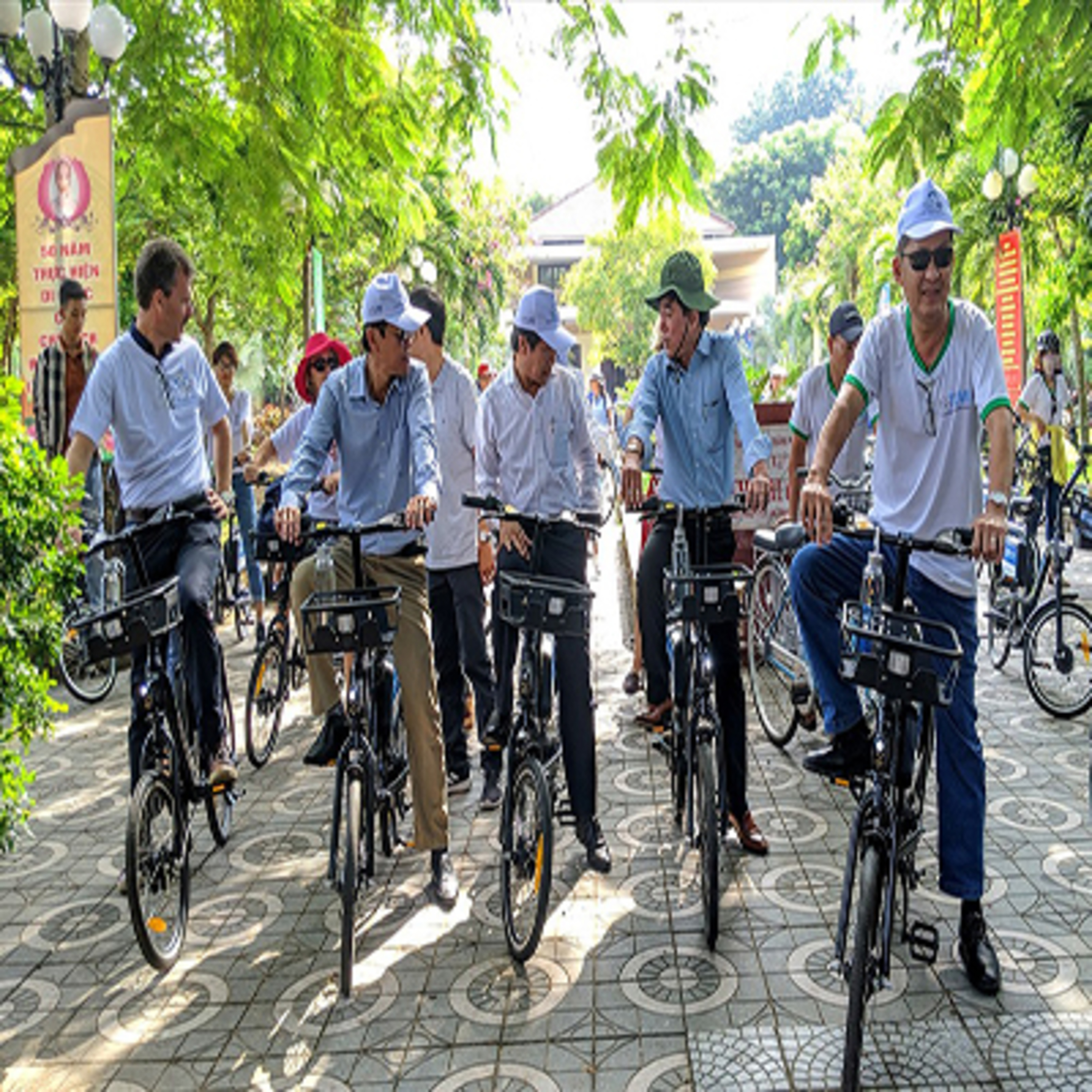 Xe đạp, xu hướng giao thông "xanh" của viên chức thị thành 