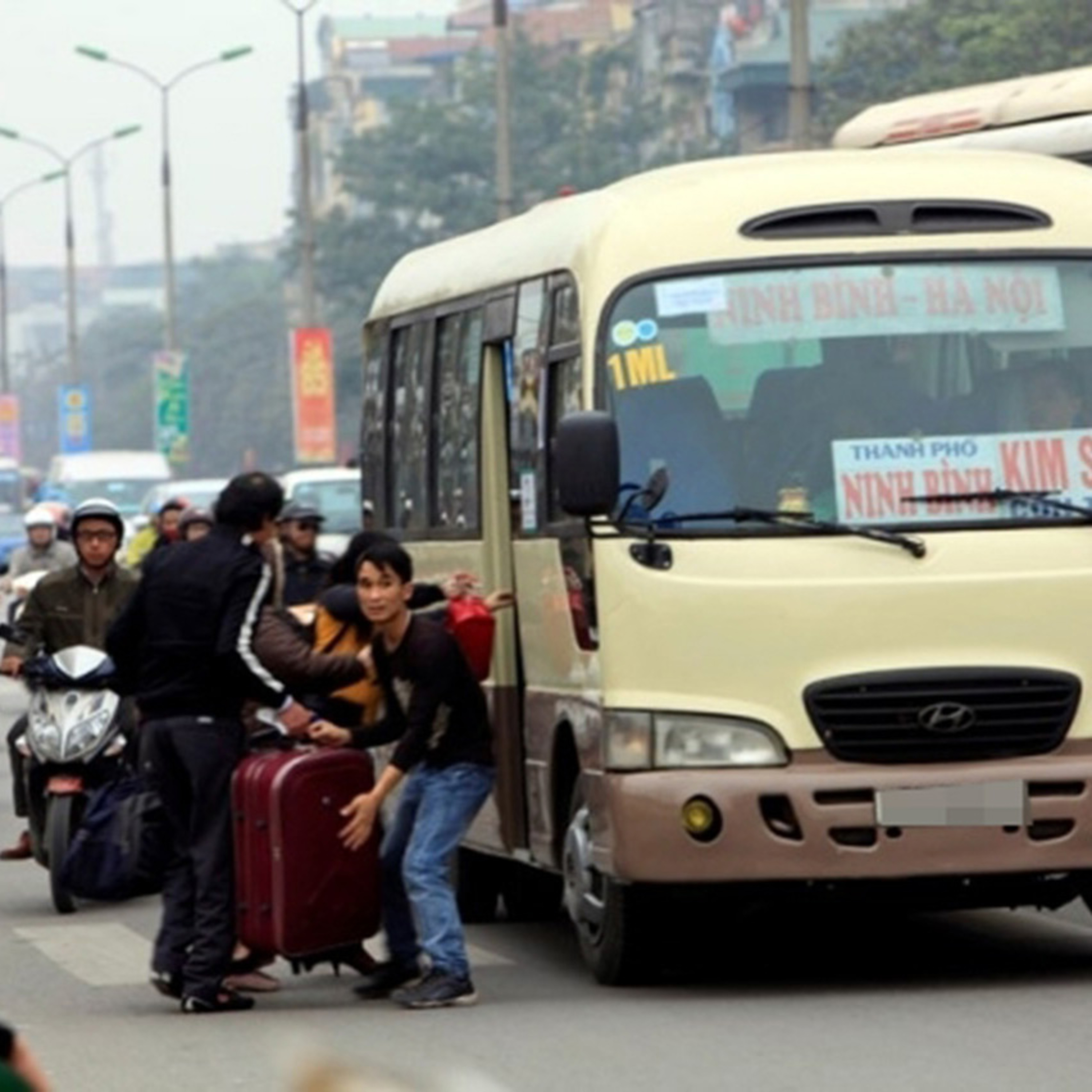 Thị thành ký: Xe hợp đồng trá hình và nguy cơ hình thành “bến cóc” trước cổng Bệnh viện K Tân Triều