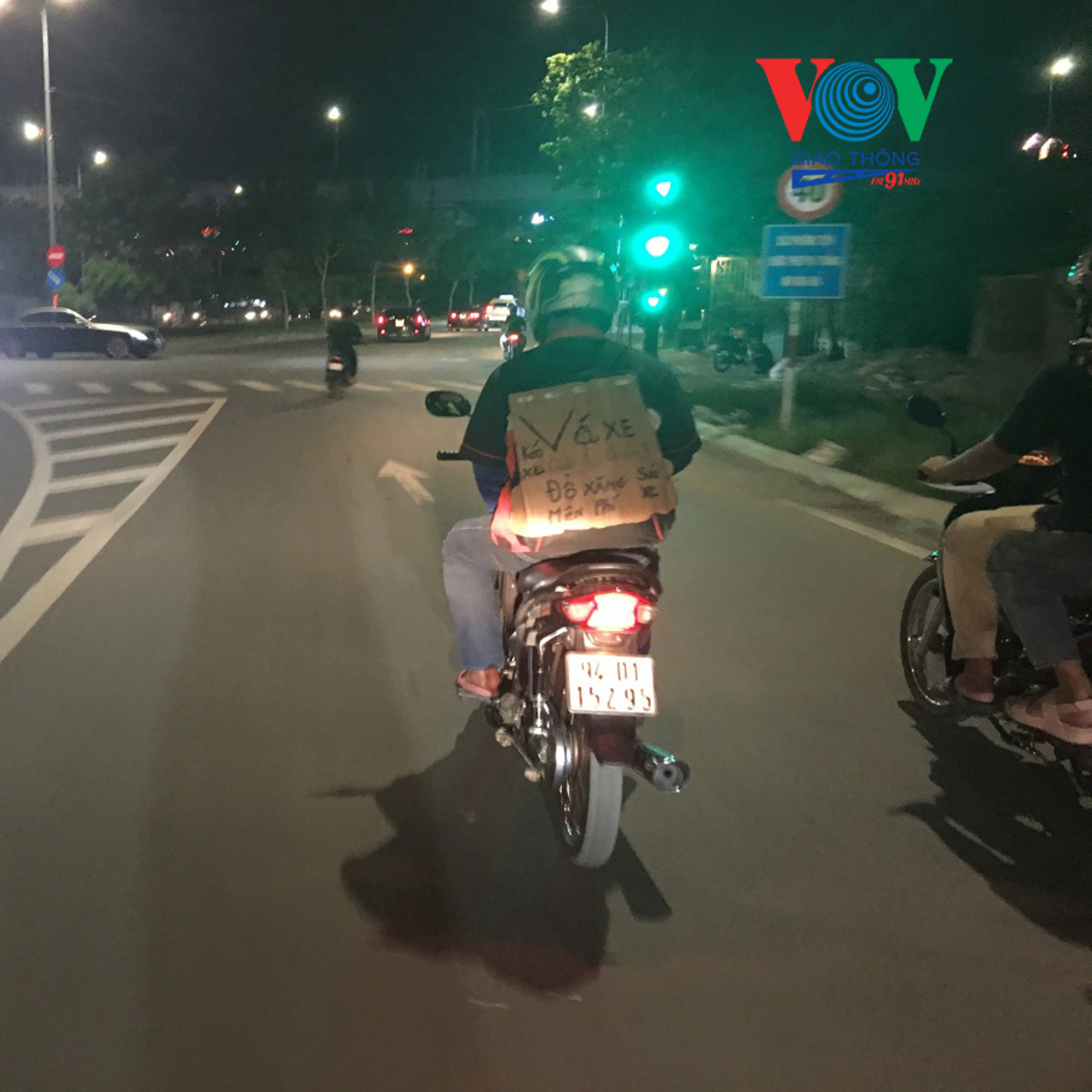 Thị Thành Ký: Chàng thanh niên đi hàng trăm cây số mỗi đêm giúp người đi đường  episode artwork