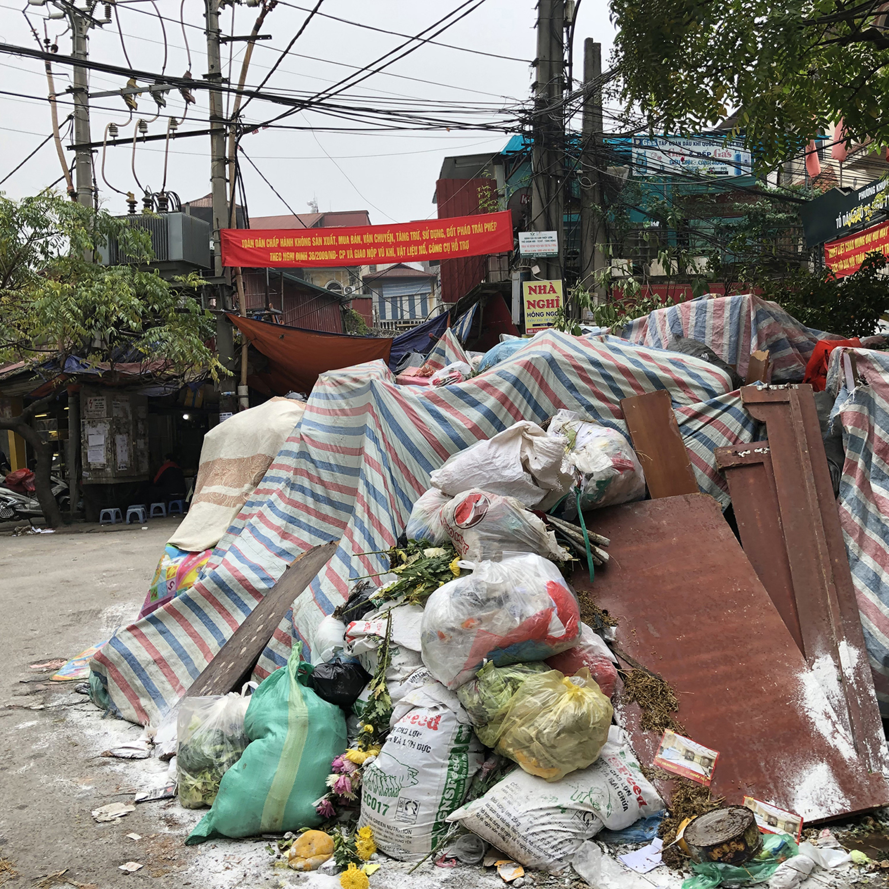 Thị thành ký: Những bãi rác bủa vây đường phố